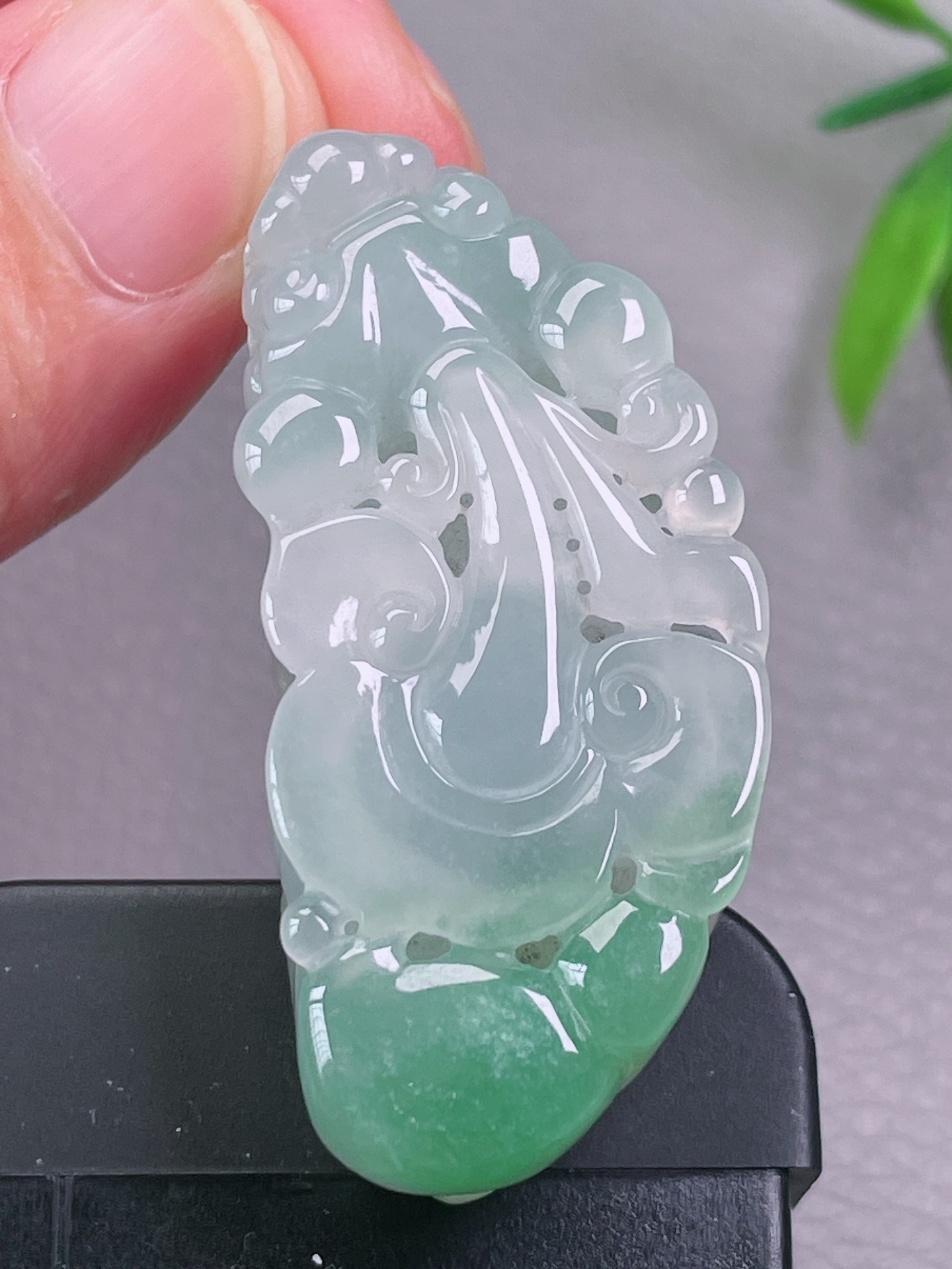冰种貔貅，无裂，冰透水润，料子油洁，起荧光，尺寸：45-21-12.3