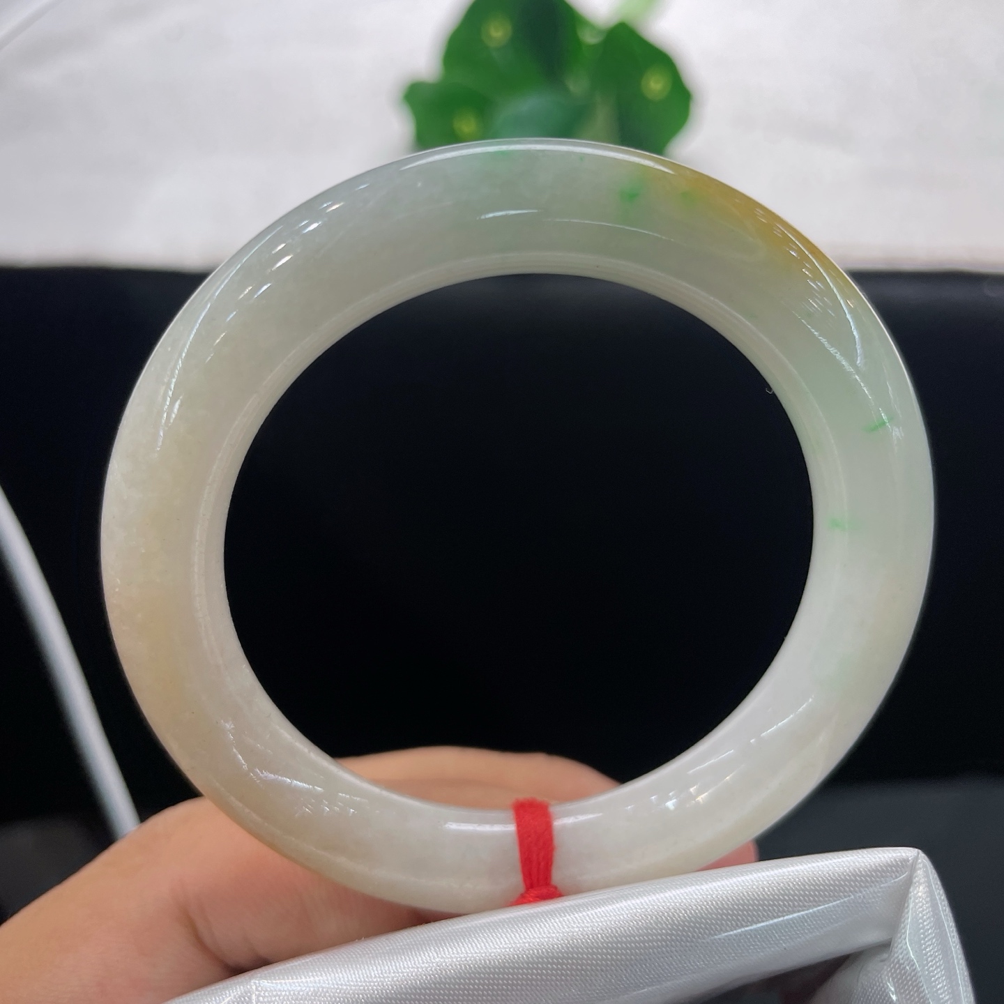 天然翡翠手镯 圈口51.2/10.2，三彩圆条，51/52可戴，甜黄缀鲜绿，温润圆条，自带暖意，无裂。