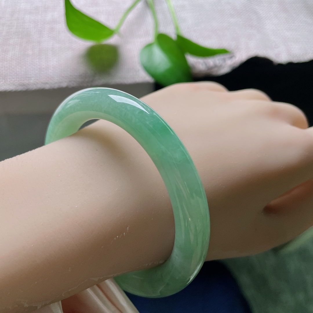 56.6/9.9，绿底圆条，一点皮纹，厚装湖水绿福镯，通体一色，莹润有水光，自带静谧治愈的气韵。ss59253a