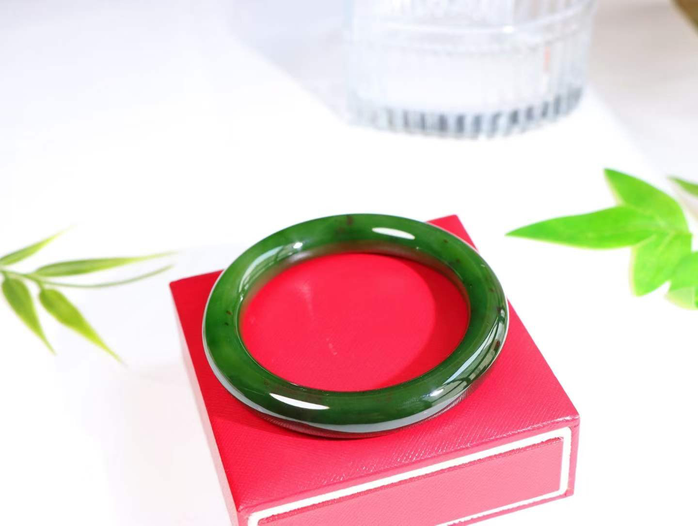 【碧色荡漾】

精品️和田玉碧玉胖圆条手镯，红皮老料 玉质细腻温润，手感舒适，款式美观大气️