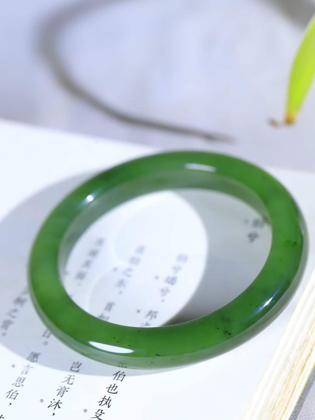【碧波流转·手镯】

精品和田玉碧玉手镯，玉质细腻温润，手感舒适，️线条流畅，简约大气，美自天成，佩戴于腕间，婉约之美，举手投足间透出那份低调奢华，醉人心扉。 重53.4克 内径圈口56mm尺寸11-9.2mm  FDL-1180611