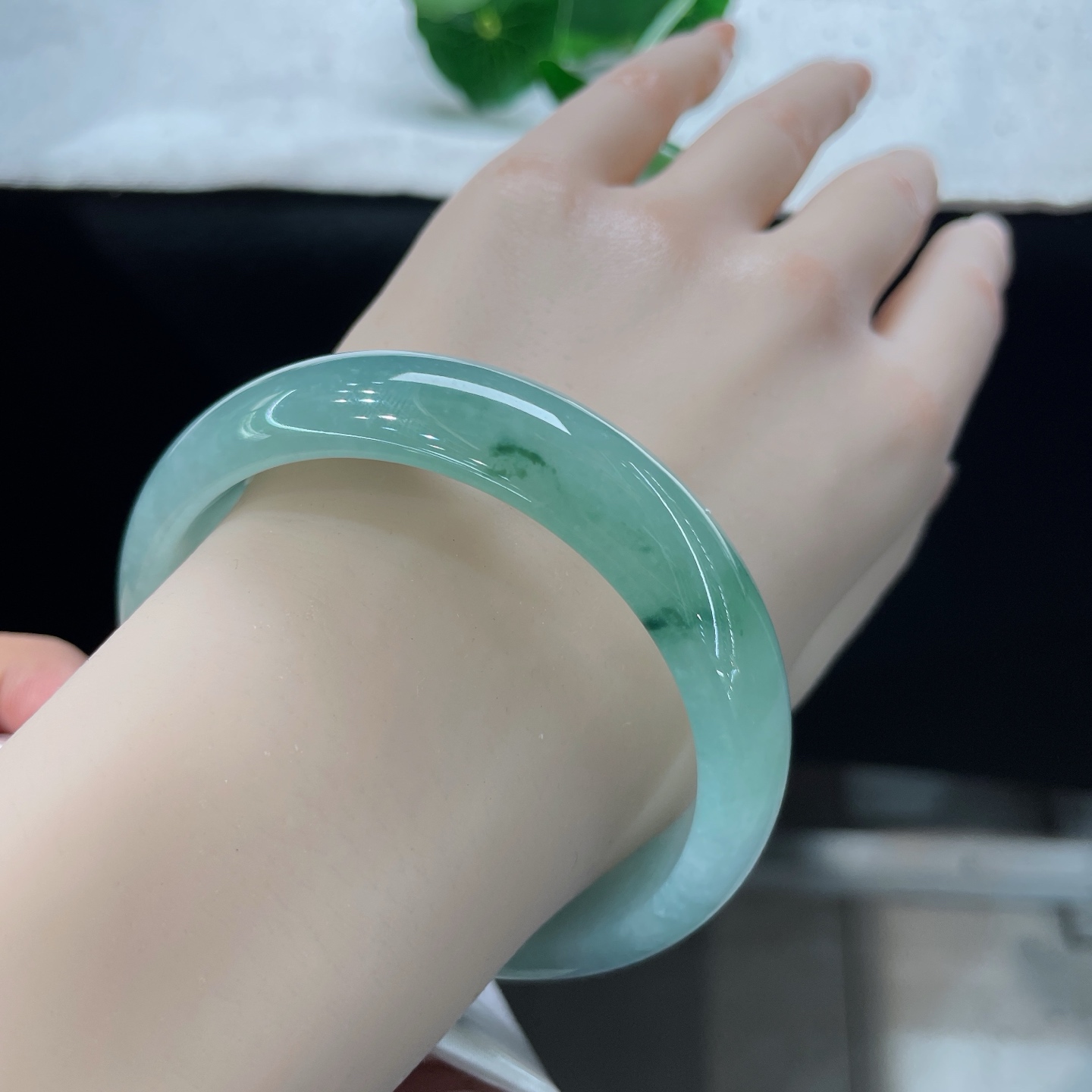 【翡翠手镯】圈口59.6/15.2/7.5，飘花轮胎，正圈59/60可戴，仿若幽潭流烟，质地澄澈冰润。浅青底色清透如水。无裂