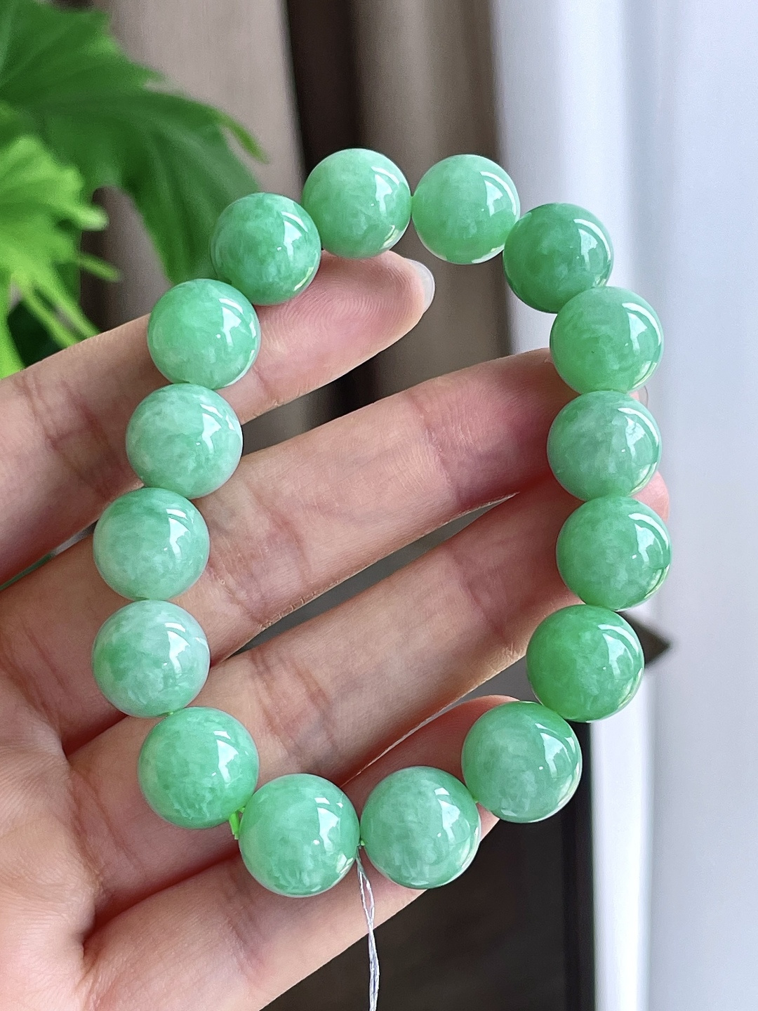 【珠子】阳绿手链圆珠珠子手链 【说明】缅甸 性比高 【尺寸】12.3mm 【重量】53克