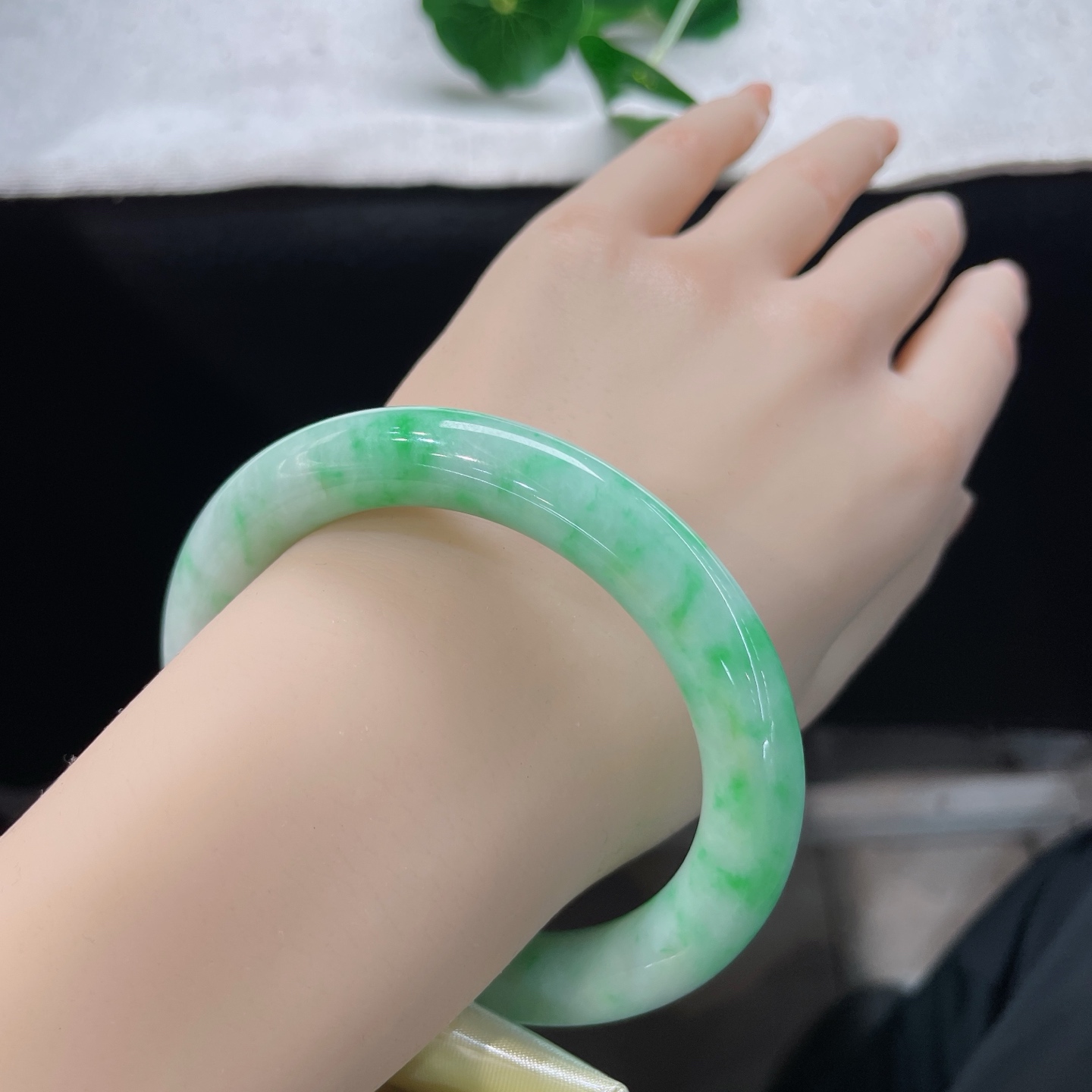 【翡翠手镯】圈口58/11.2/10.6，飘绿胖圆条，正圈59/60可戴，仿若春草漫汀，质地温润澄澈。无裂