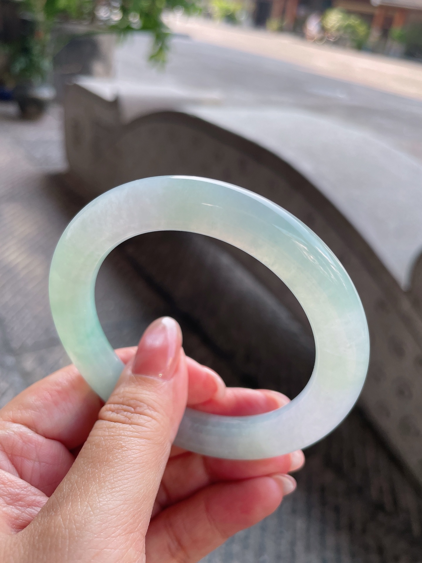 圆条56 57 圈口56.6-10.6-10.8 编码0918QH17 冰种飘绿，冰莹通透，水润，种老，无裂