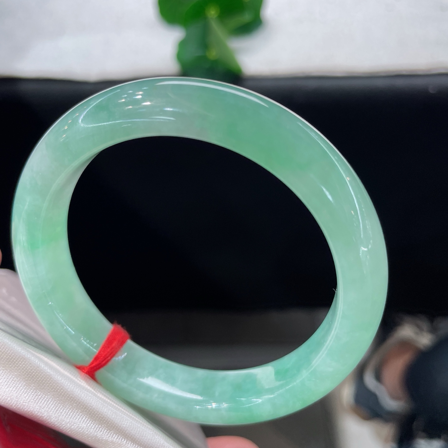 天然翡翠手镯 圈口55.8/11.6/8.6，满圈果绿正圈，55/56可戴，腕间一汪春绿，满目清新，无裂。