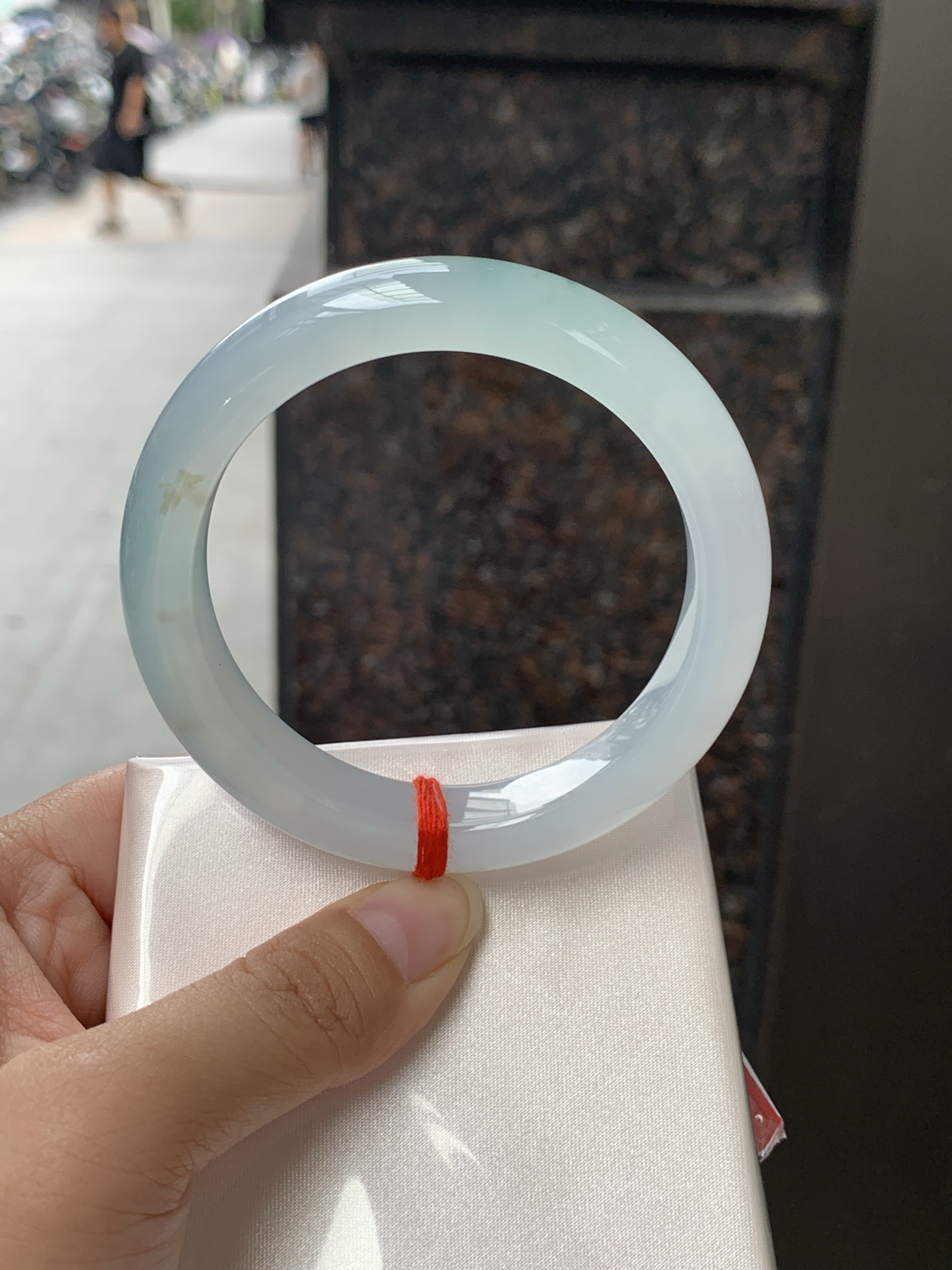 正圈 58-12.2-9.1 0529-N830 无裂，底妆冰润细腻，冰底中开出了朵朵蓝花，飘花灵动飘逸，勾勒出一幅唯美诗意的山水意境画，古典优雅又秀气