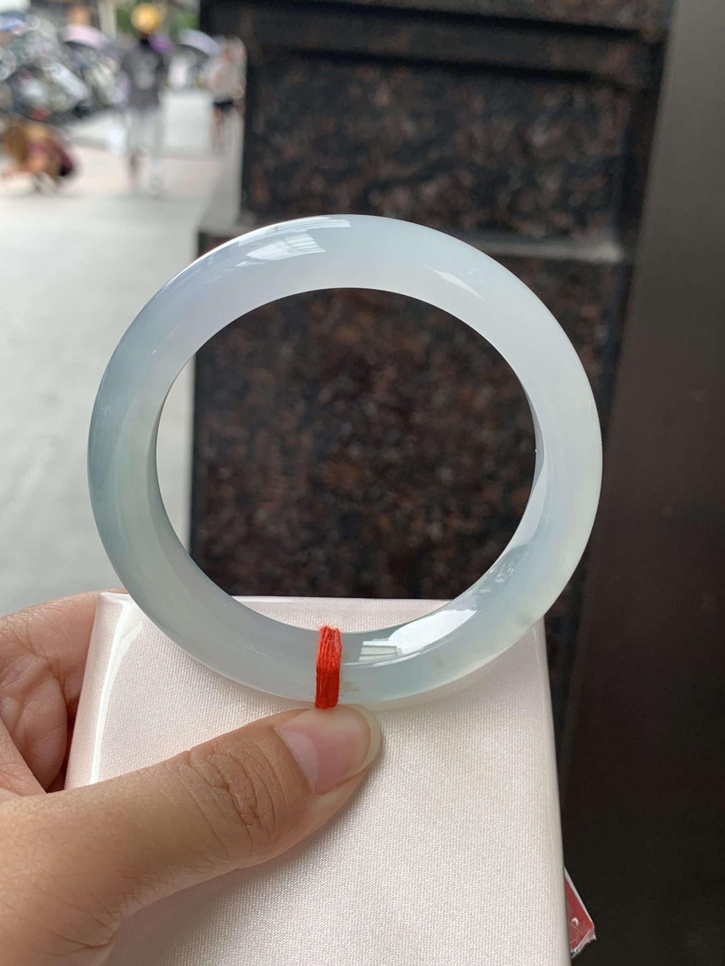 正圈 58-12.2-9.1 0529-N830 无裂，底妆冰润细腻，冰底中开出了朵朵蓝花，飘花灵动飘逸，勾勒出一幅唯美诗意的山水意境画，古典优雅又秀气