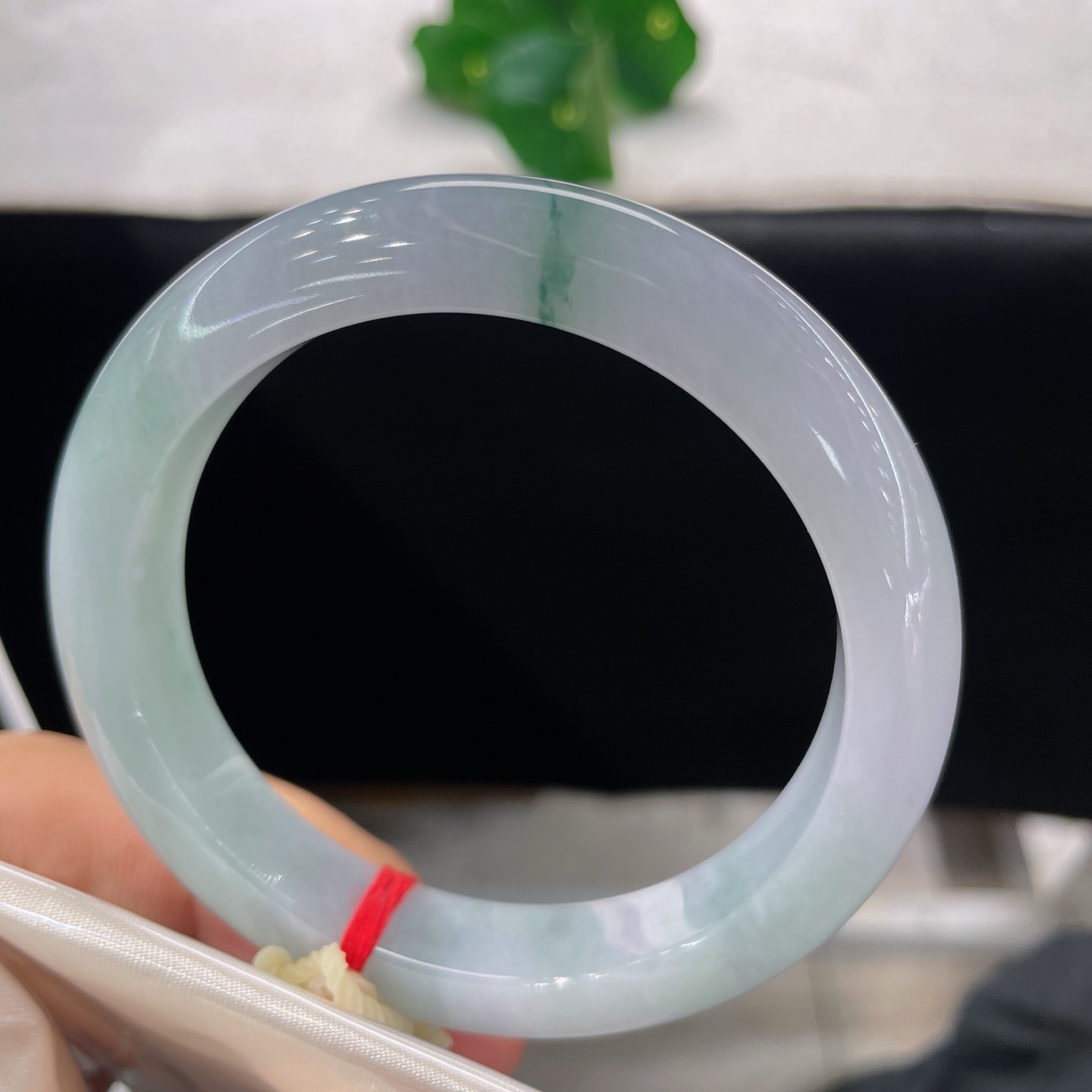 天然翡翠手镯 圈口59.2/12/9.2，紫底飘花正圈，58/59可戴，玉底含轻烟，翠丝一缕悬，无裂