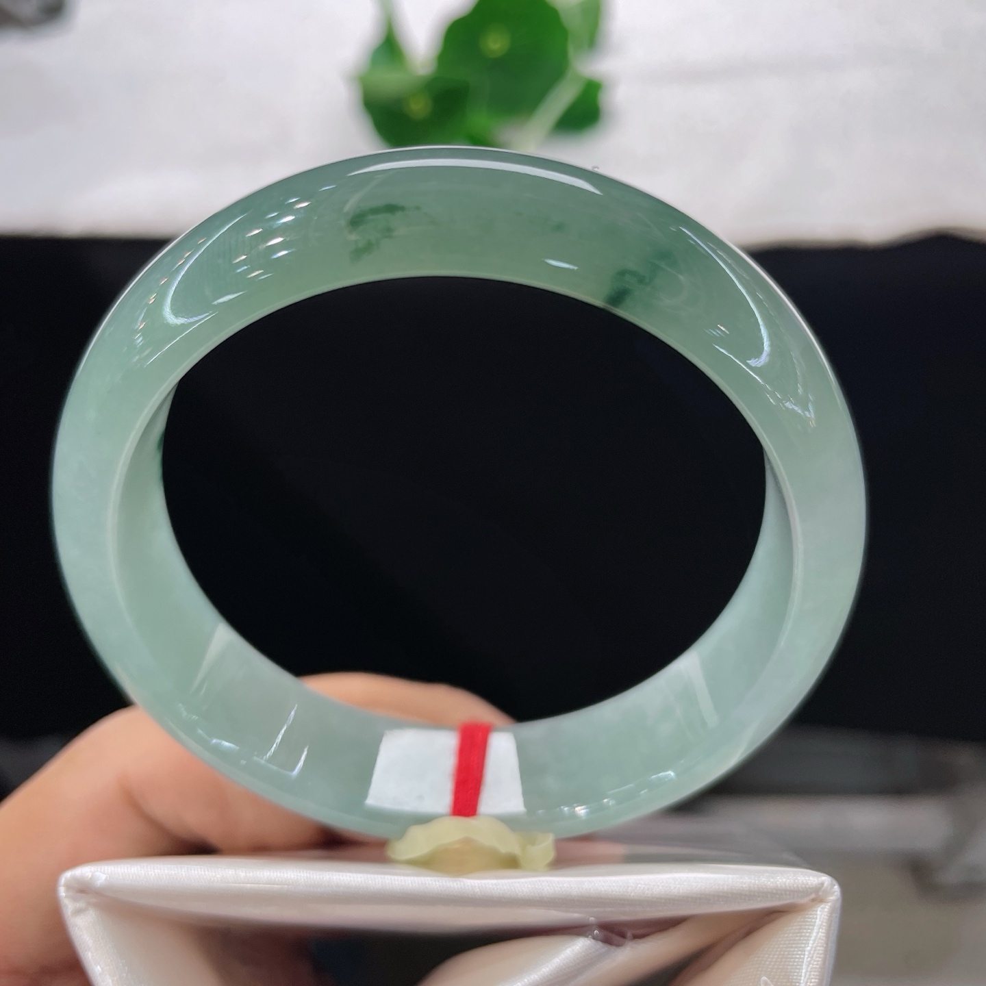【翡翠手镯】圈口59.6/15.2/7.5，飘花轮胎，正圈59/60可戴，仿若幽潭流烟，质地澄澈冰润