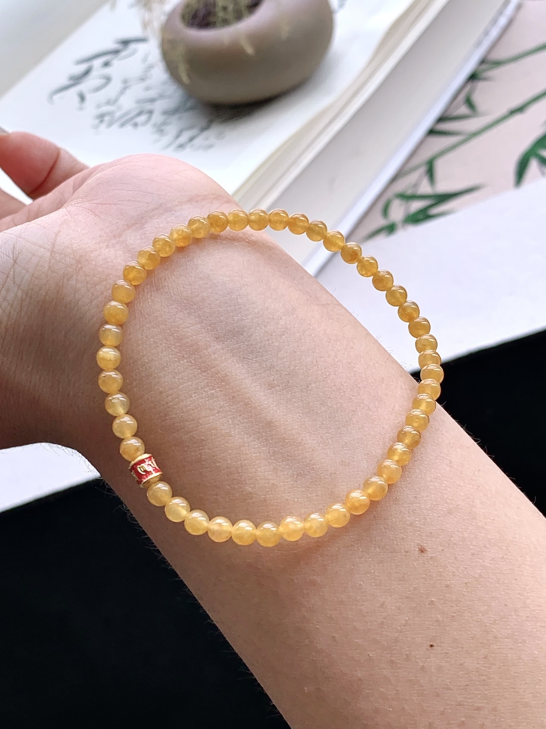 【珠子】️冰黄翡手串圆珠子手串 【说明】缅甸 性比高 【尺寸】3.8mm 【重量】5.1克