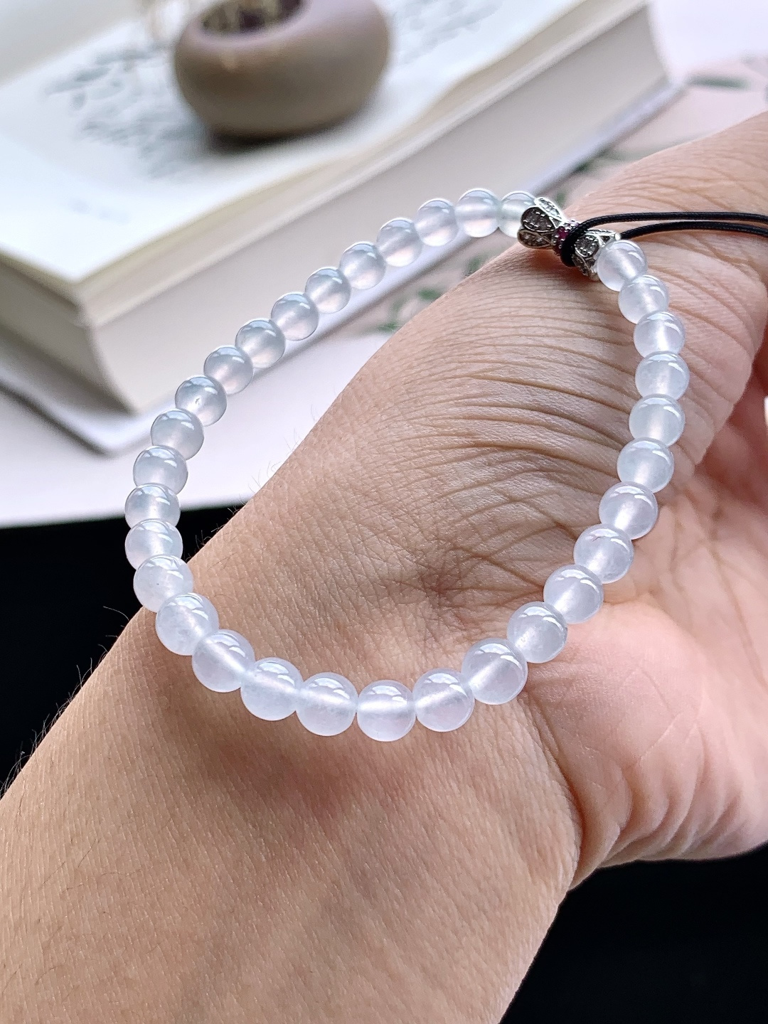 【珠子】️冰白冰手串圆珠子手串 【说明】缅甸 性比高 【尺寸】5.6mm 【重量】10克