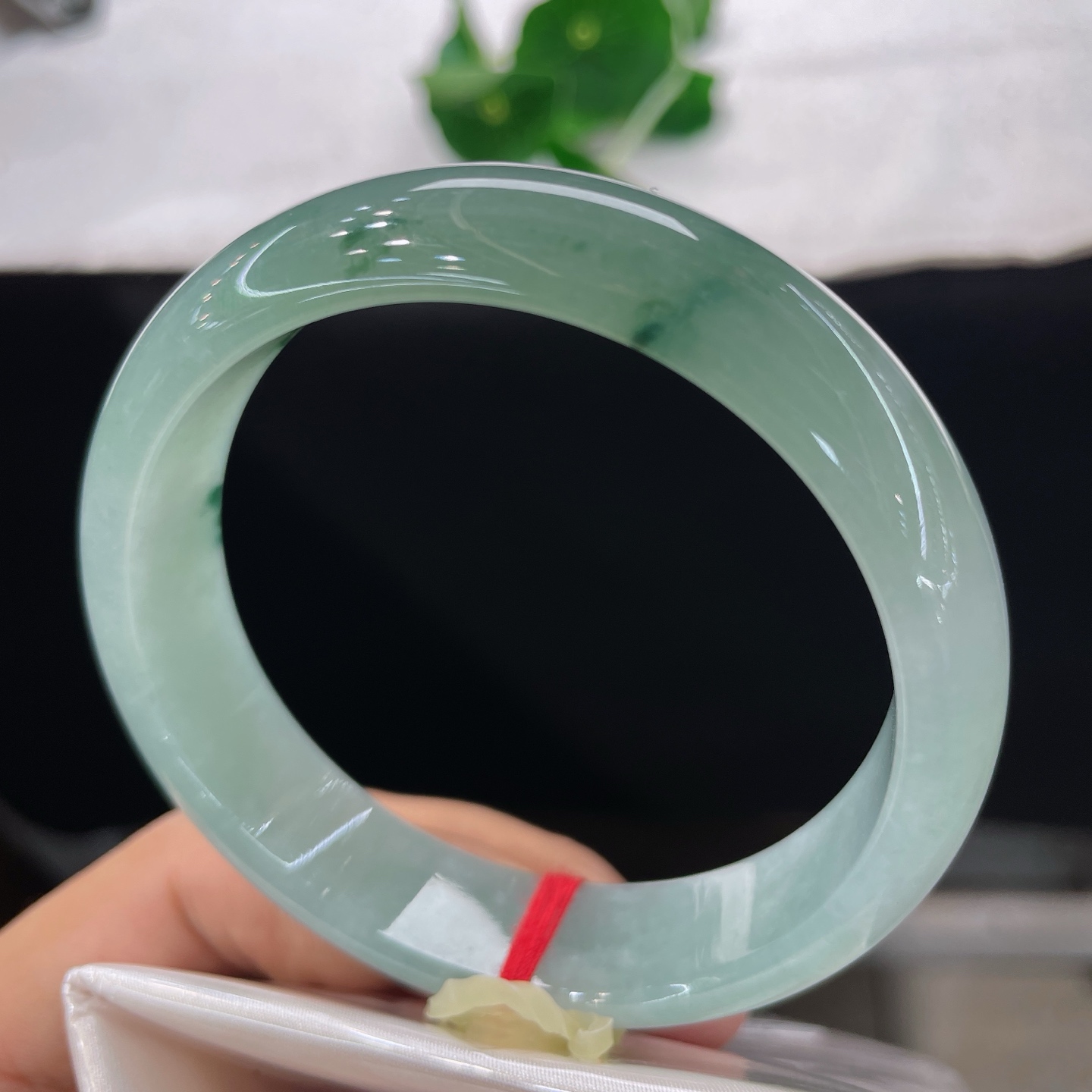 【翡翠手镯】圈口59.6/15.2/7.5，飘花轮胎，正圈59/60可戴，仿若幽潭流烟，质地澄澈冰润。浅青底色清透如水。无裂