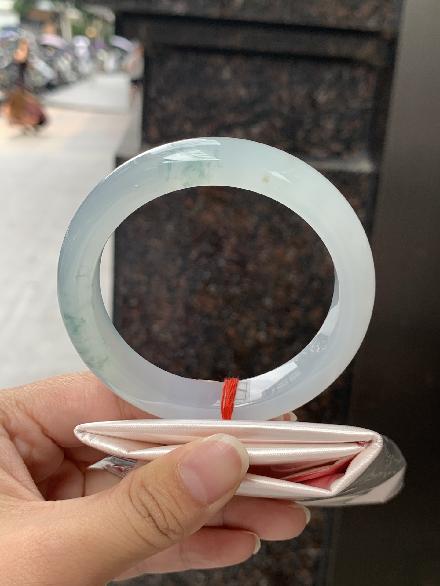正圈 58-12.2-9.1 0529-N830 无裂，底妆冰润细腻，冰底中开出了朵朵蓝花，飘花灵动飘逸，勾勒出一幅唯美诗意的山水意境画，古典优雅又秀气