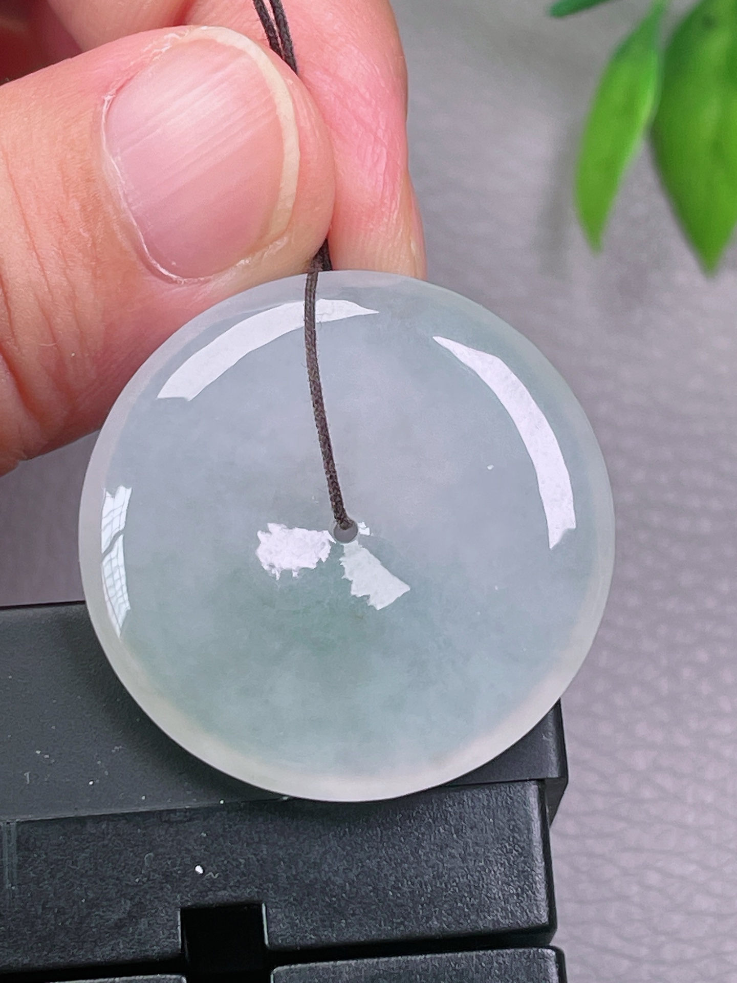 冰种平安扣，无裂，冰透水润，油洁，起荧光，尺寸：30.9-5.5