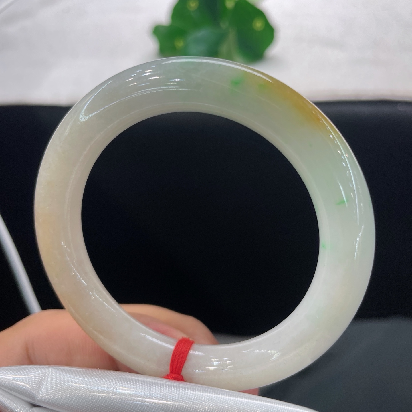 天然翡翠手镯 圈口51.2/10.2，三彩圆条，51/52可戴，甜黄缀鲜绿，温润圆条，自带暖意，无裂。