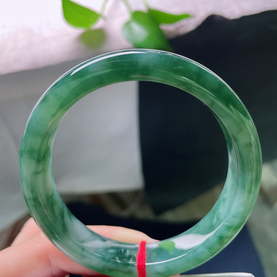57.5/12.3/8.4，飘花正圈，晶体，油青飘花翡翠镯，底色清透沉润，墨绿飘花流转镯身，古韵悠然
