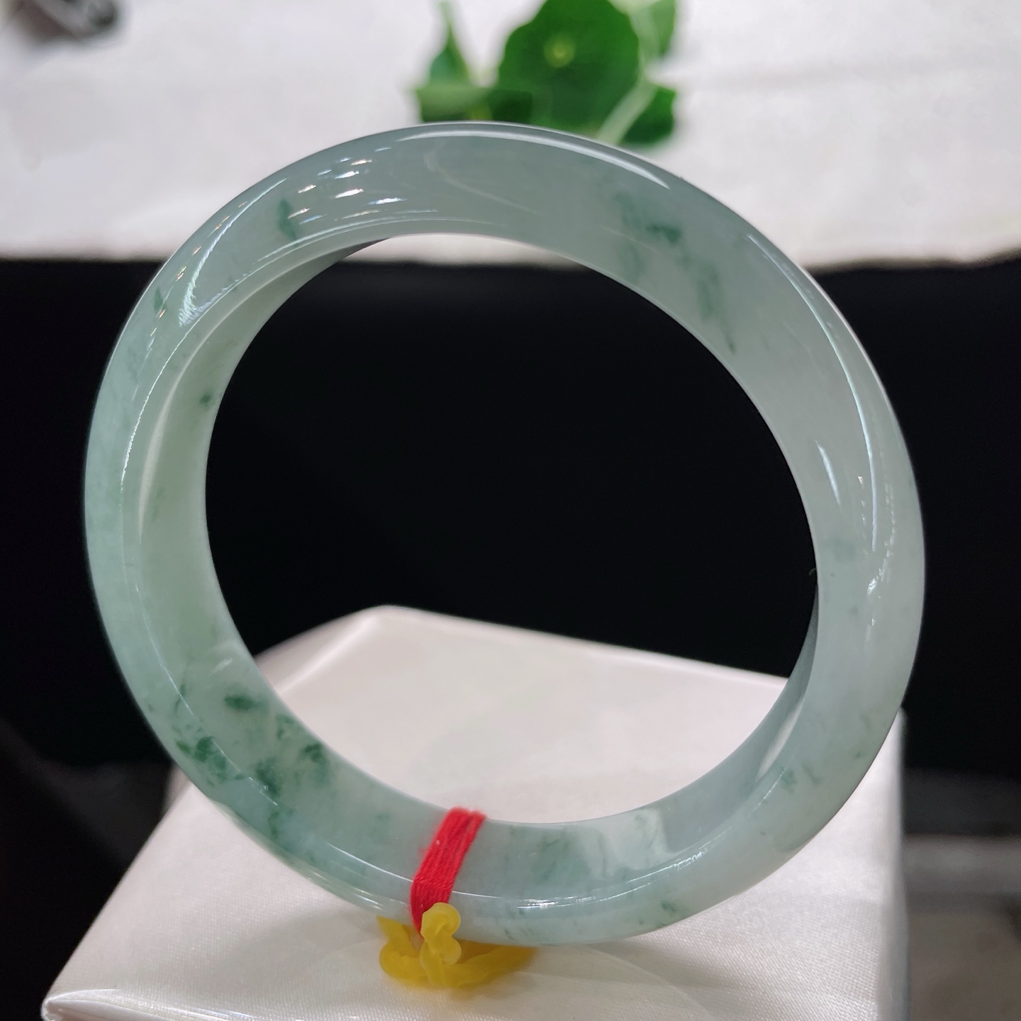 圈口55.6/12.8/7.8，飘花正圈，55/56可戴，仿若清风渡川，质地澄澈温润。浅青玉底清透柔和，飘花如墨丝。无裂