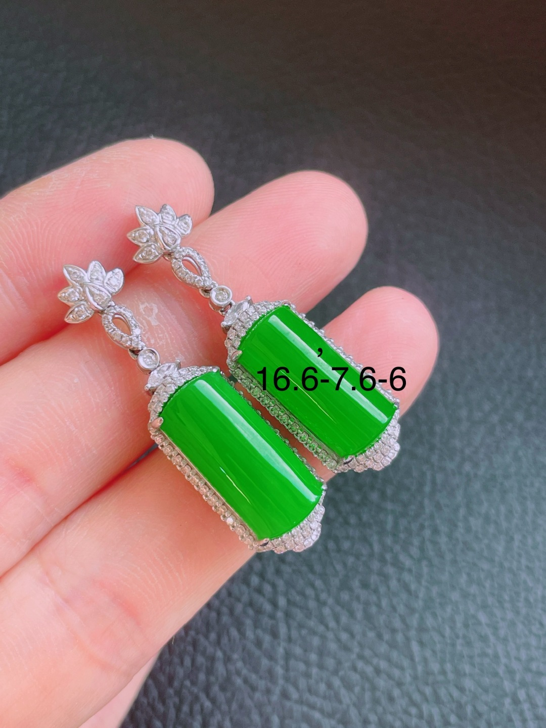 ️高冰绿平安柱耳坠 晶莹剔透，新颖时尚，无裂，16.6-7.6-6
