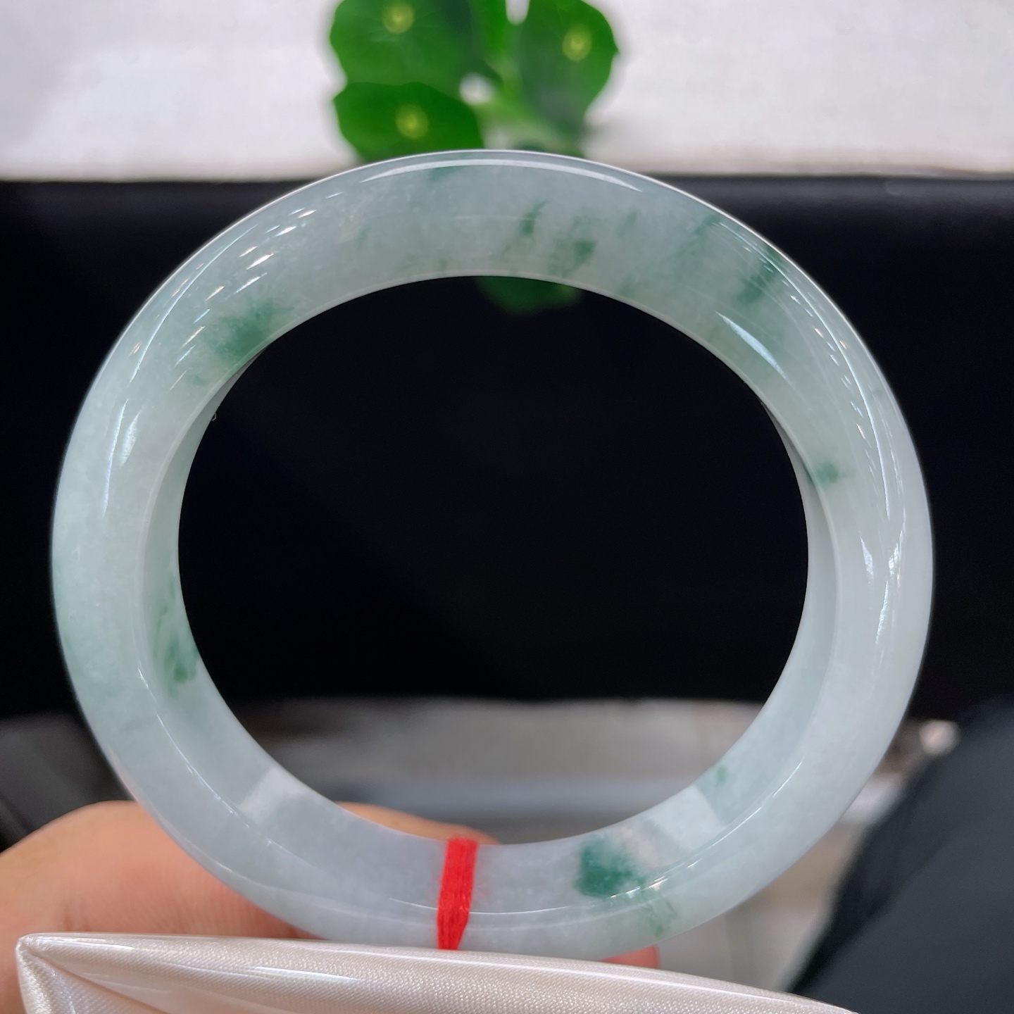 天然翡翠手镯 圈口57.6/12/8.8，冰种飘花正圈，冰底飘墨绿，腕间藏远山云雾，无裂