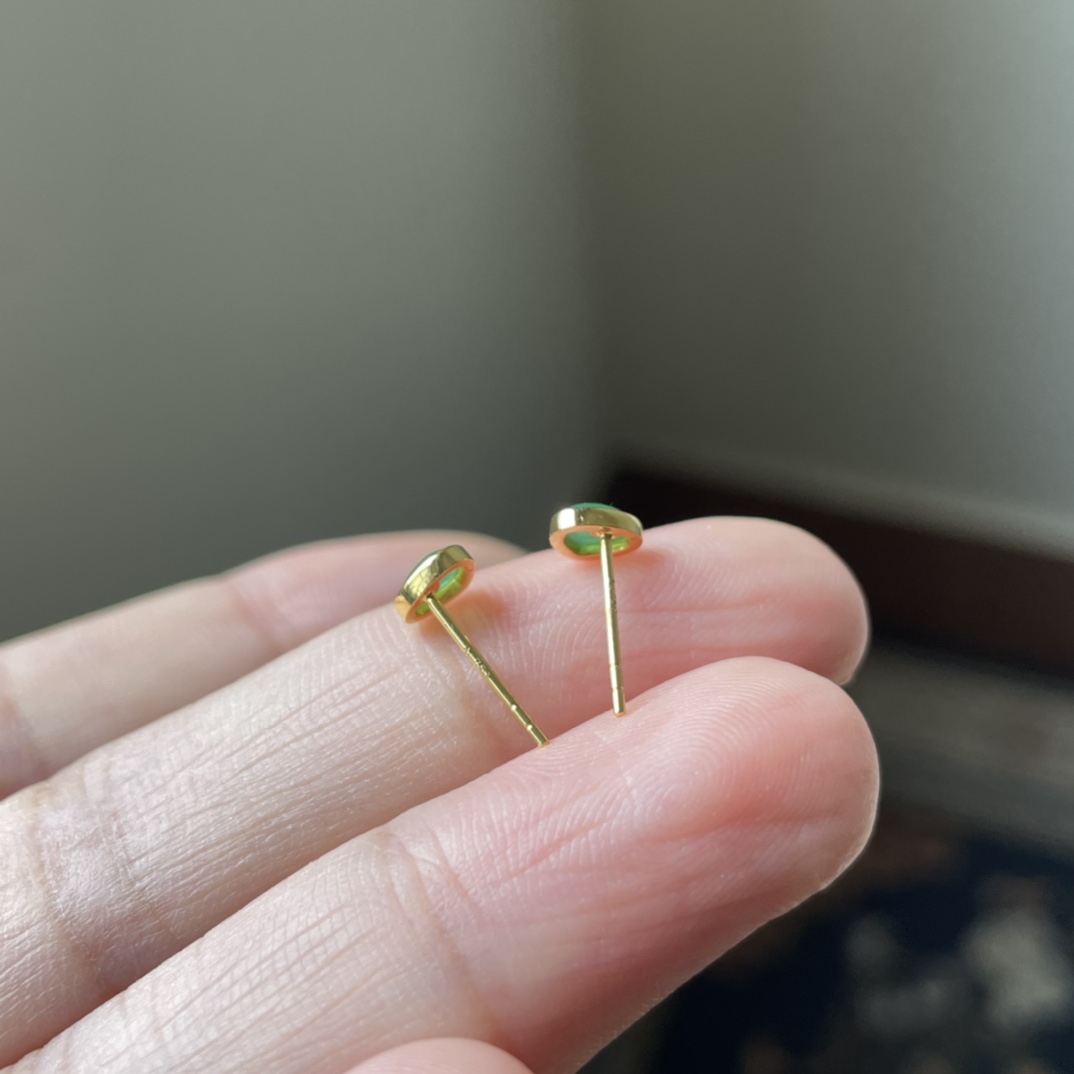 2号，18K金扣镶冰种满绿心形耳钉，百搭小清新款，养耳洞，种水好，冰透无裂，尺寸5.5×5.1×2，一对