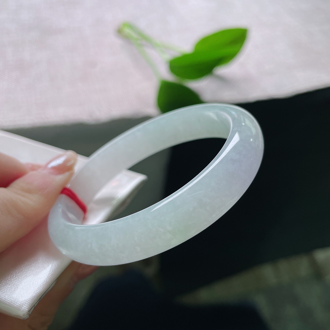 53.6/11.1/6.7，淡春彩贵妃，一丁点皮纹，玉质温润柔和，小巧精致，一堆独属它的，恰恰是这份温柔最动人的地方。ss58368a