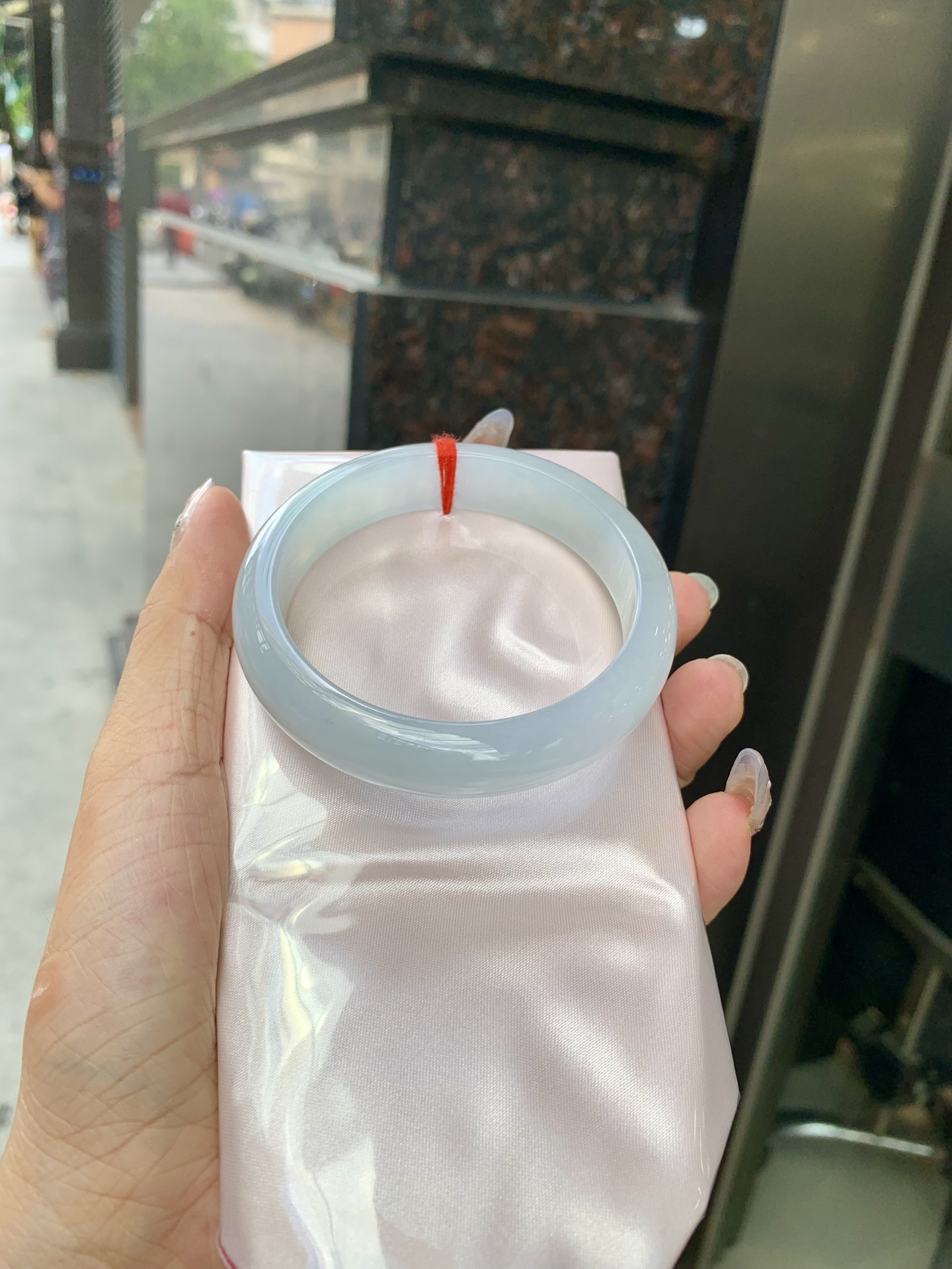 白冰正圈 57.1-7.5-13.2 0522-N787-1 打灯棉线，底妆冰润细腻，一腕清透，简约清爽，不挑肤色年龄，给人一种清雅脱俗，天真纯美的感觉，真不愧是翡翠中的初恋
