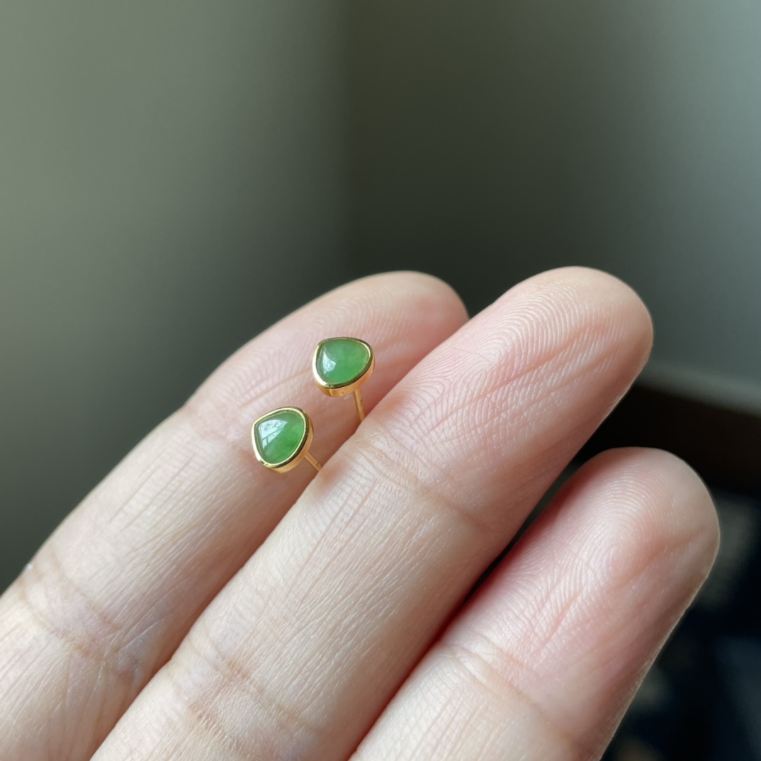2号，18K金扣镶冰种满绿心形耳钉，百搭小清新款，养耳洞，种水好，冰透无裂，尺寸5.5×5.1×2，一对