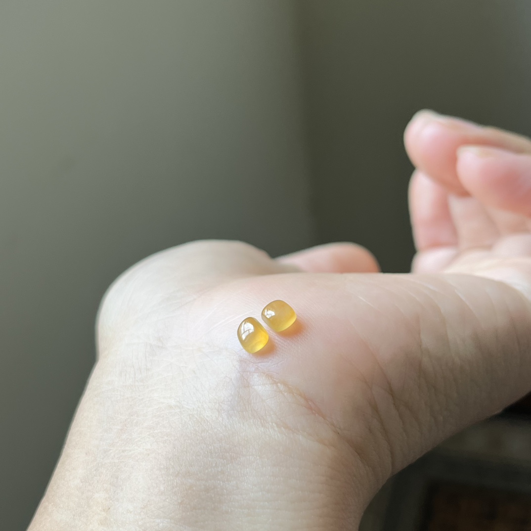 冰黄翡蛋面耳钉，冰糖黄，种水好，冰透无裂，尺寸4.6×4.2×3.2，一对，代镶嵌，参考图9