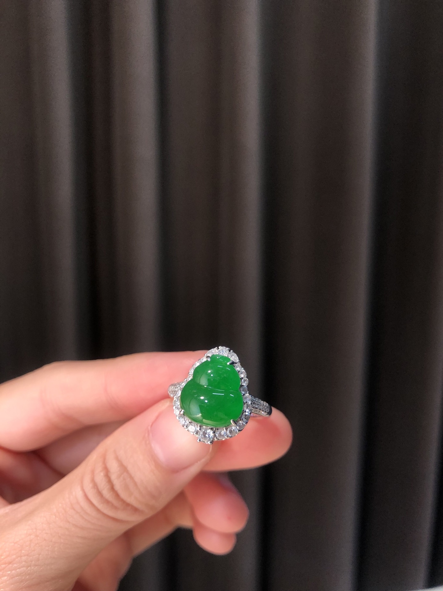 ️ 18k金镶嵌冰绿葫芦戒指 尺寸：15.8×12.8×9.2，裸石11.1×10.1 温润凝光，雅韵天成