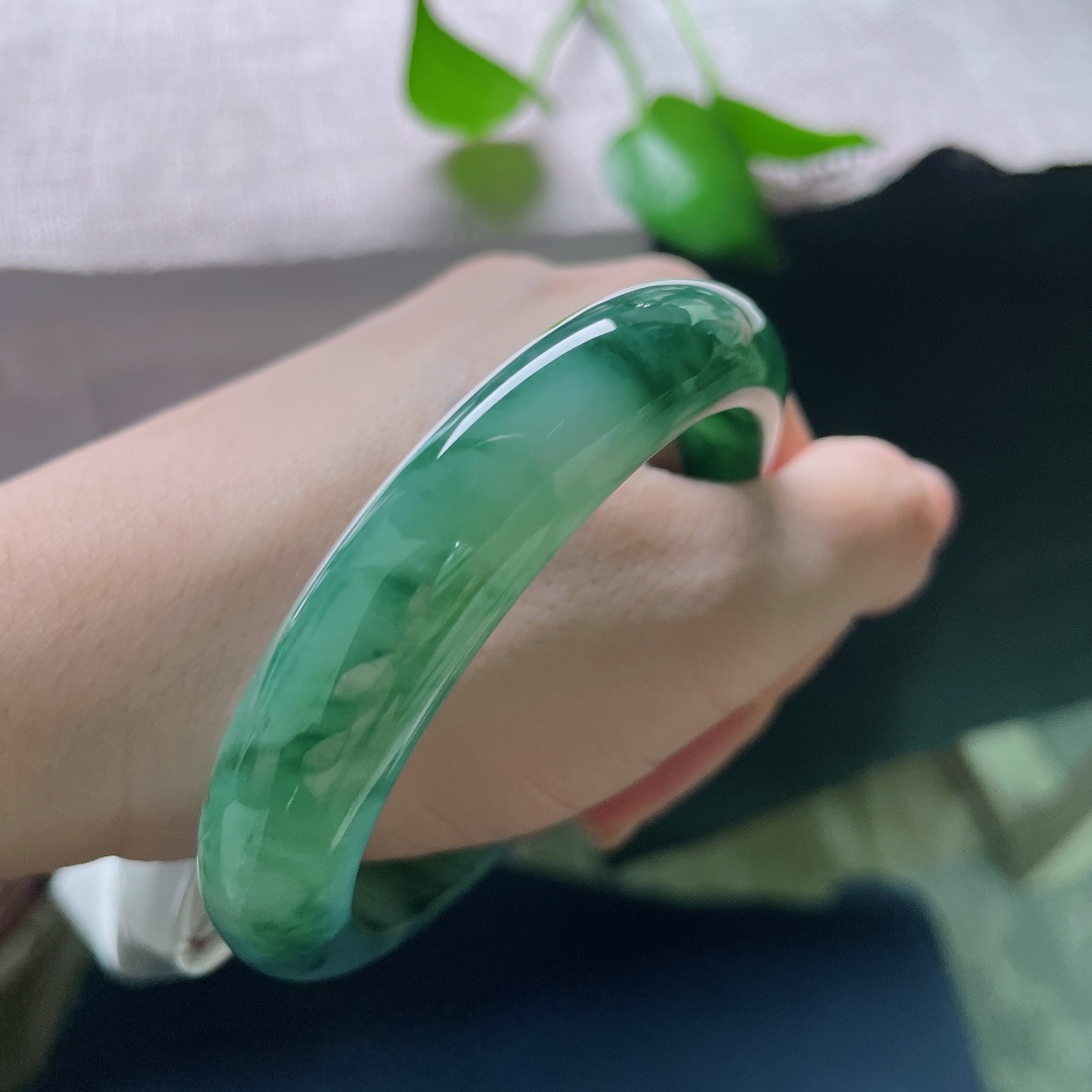 57.5/12.3/8.4，飘花正圈，晶体，油青飘花翡翠镯，底色清透沉润，墨绿飘花流转镯身，古韵悠然。ss59429a