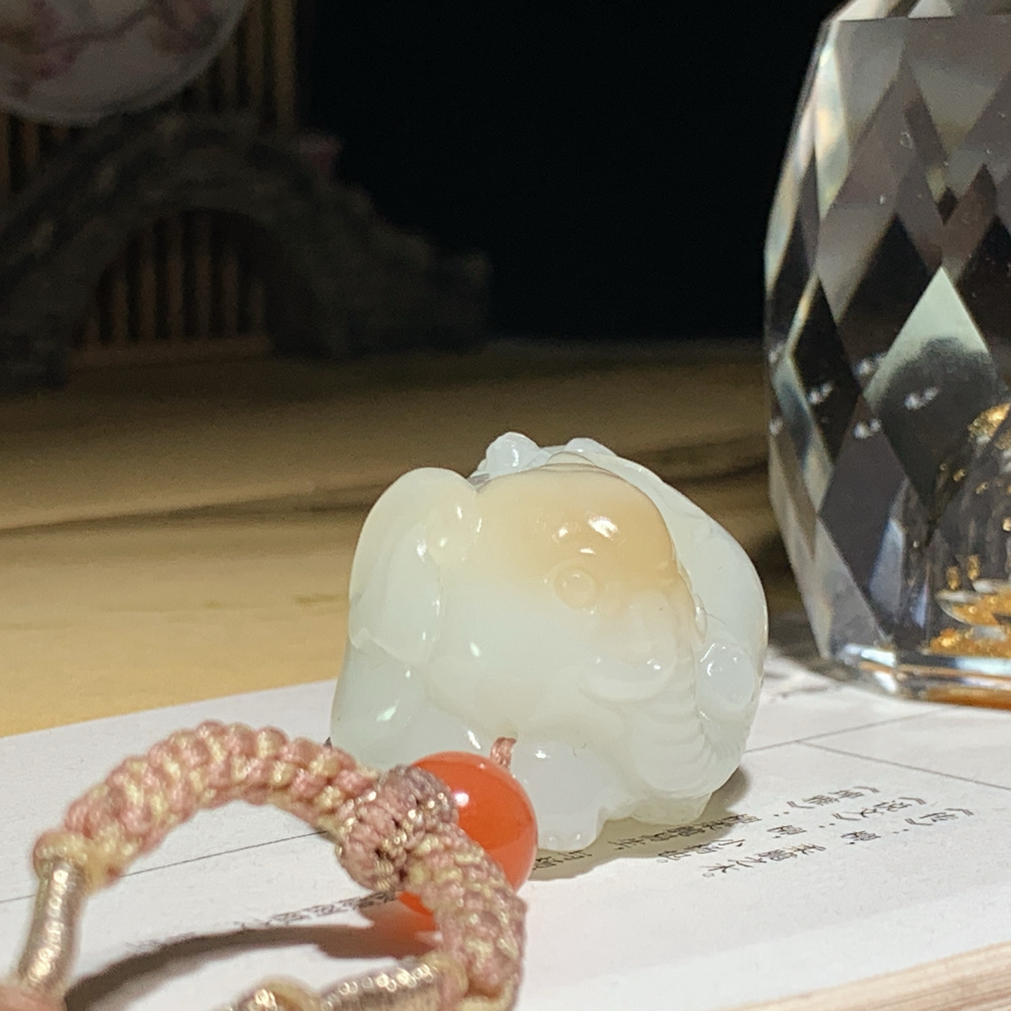 ￼ 新疆且末糖白封侯拜相大象挂件！尺寸30/24/19重29克。玉质细腻油润。手推出油。佩戴高端典雅