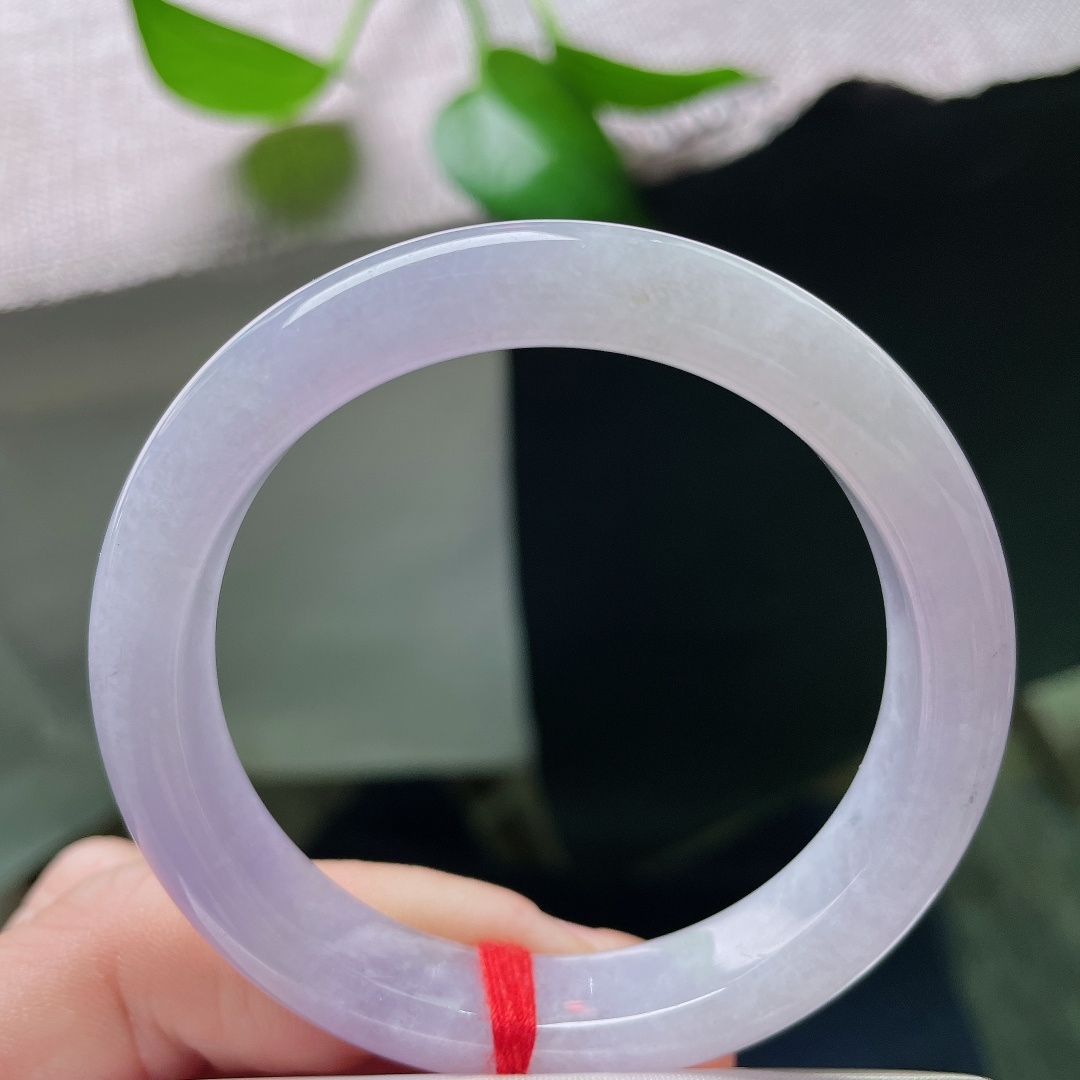 51.4/10.5/8.3，正圈，一点皮纹，玉质细腻，紫韵与玉质相融，既有玉石沉静，又有紫色的浪漫灵动。ss59334a
