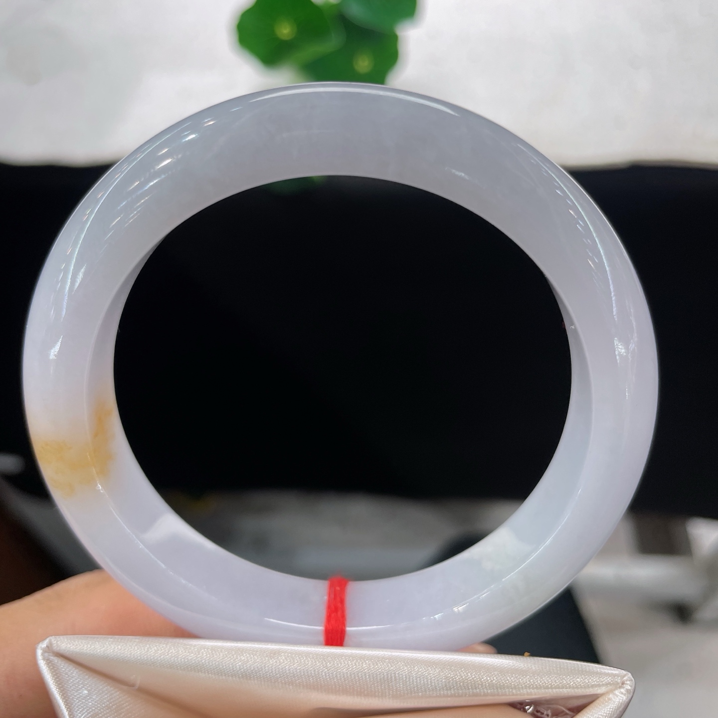 天然翡翠手镯 圈口60/12.2/9.2，鸿运当头正圈，59/60可戴，清润冰底晕染一抹暖金，温柔藏于腕间，无裂