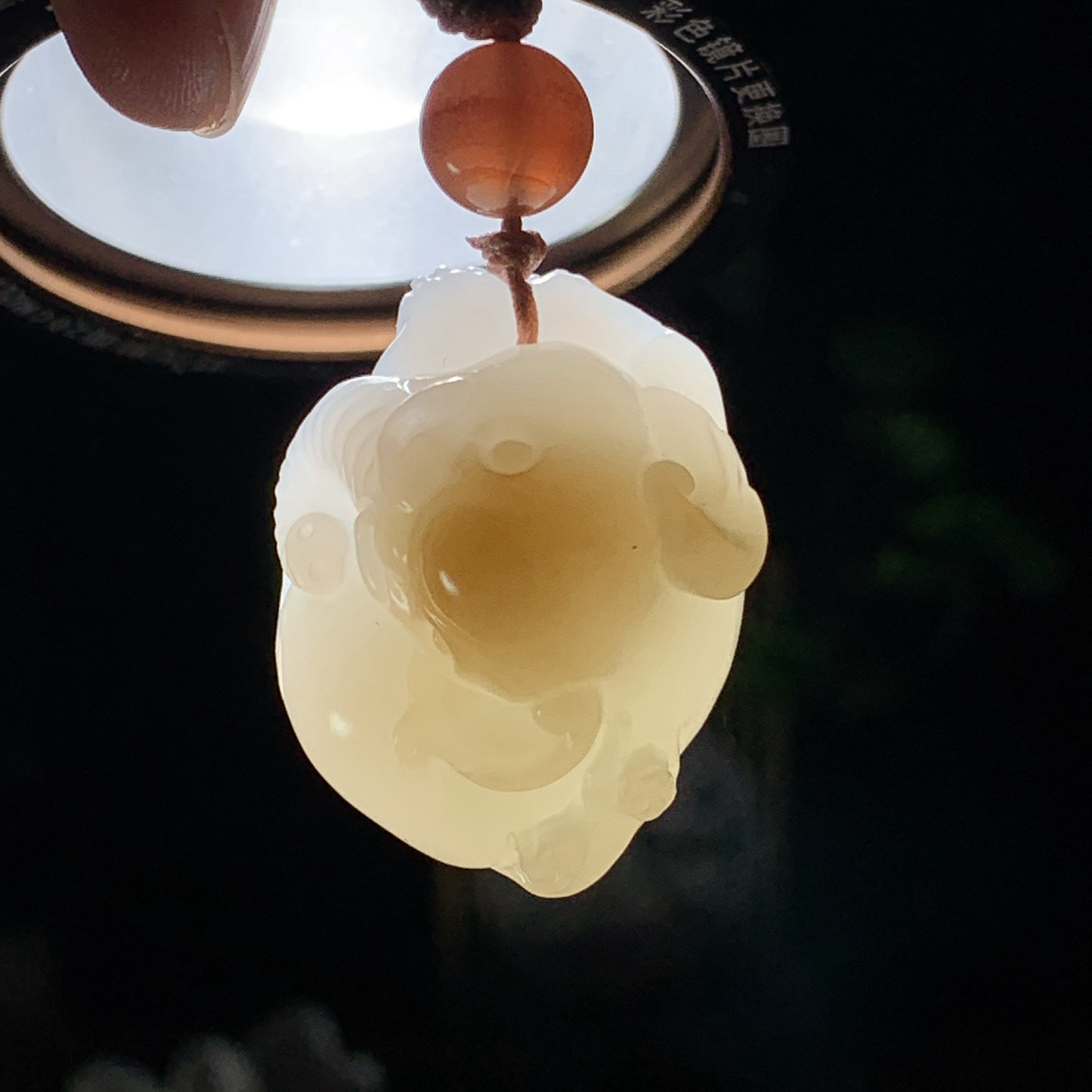 ￼ 新疆且末糖白封侯拜相大象挂件！尺寸30/24/19重29克。玉质细腻油润。手推出油。佩戴高端典雅。lt260920