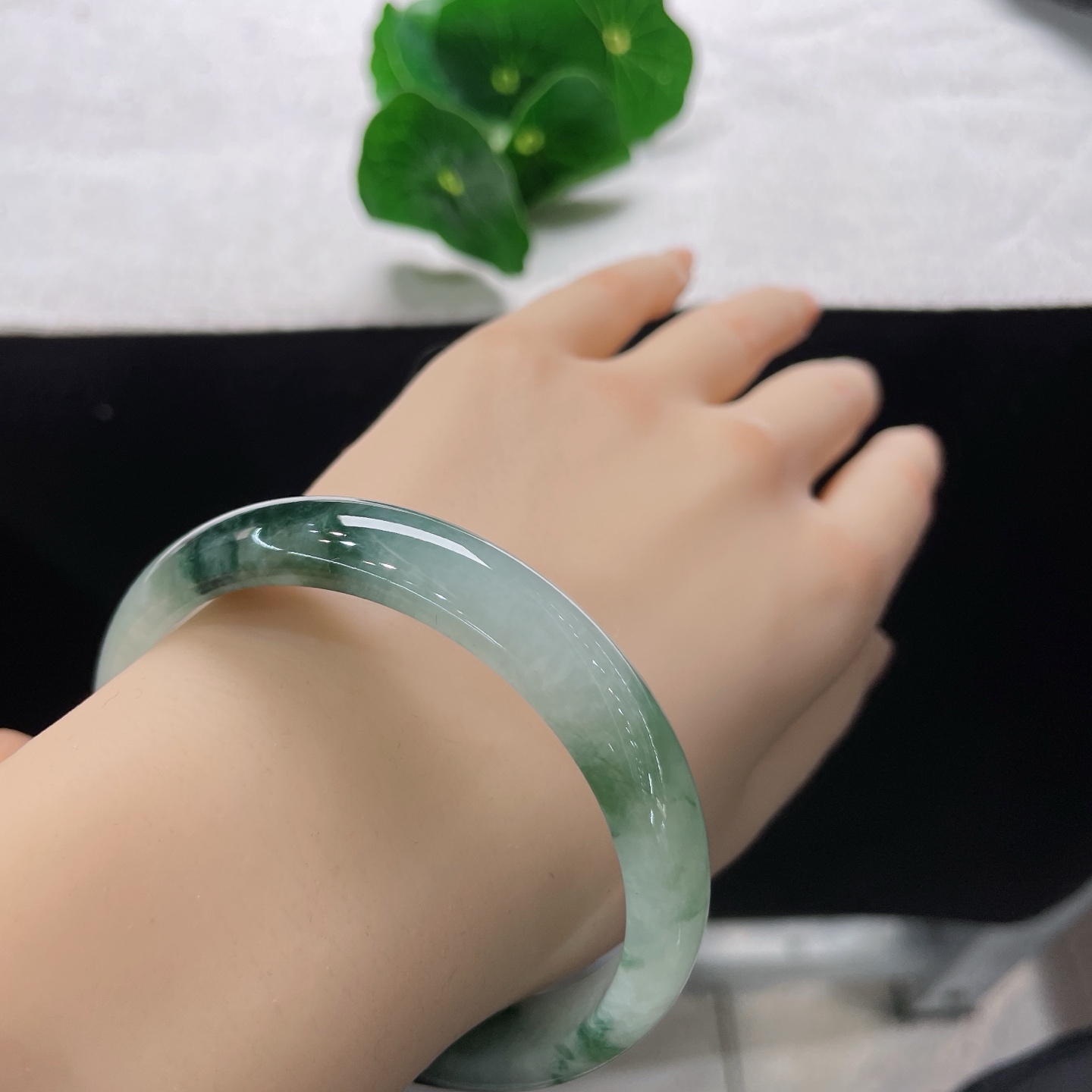 天然翡翠手镯 圈口59.5/11.5/6.6，正圈飘花，59/60可戴，飘花如翠岭流云，质地清透细腻