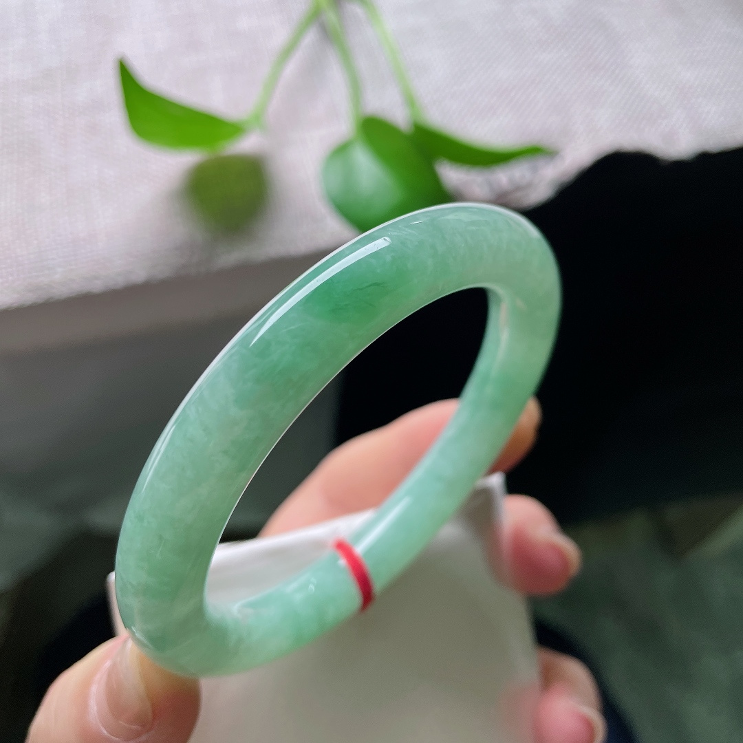 56.6/9.9，绿底圆条，一点皮纹，厚装湖水绿福镯，通体一色，莹润有水光，自带静谧治愈的气韵。ss59253a