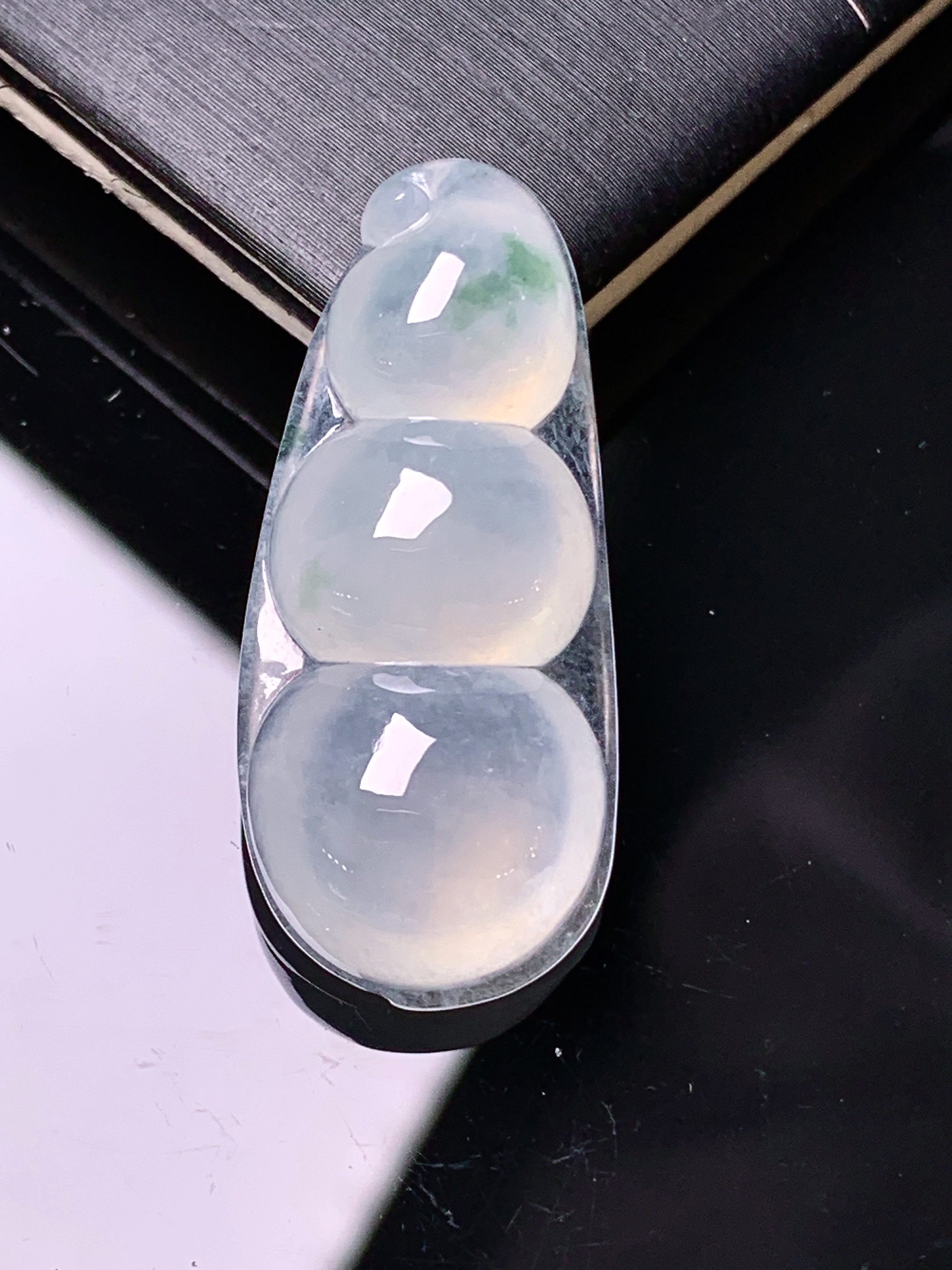 镶嵌款 四季豆吊坠 玉质细腻 色泽艳丽清新 水润亮眼 整体尺寸32.5*14.3*6.8 d1