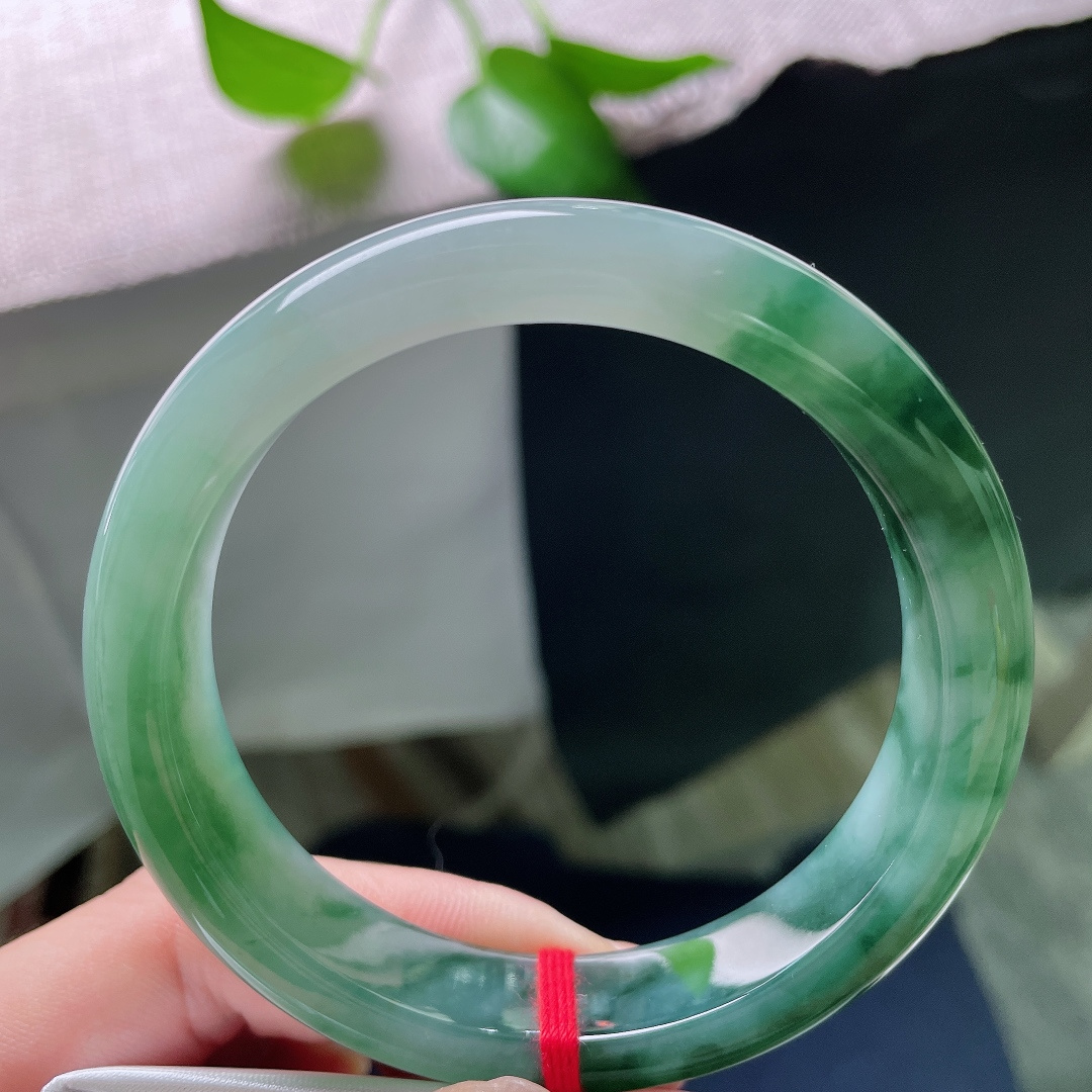 58/1265/8.7，飘花正圈，晶体，冰油飘花镯，油润胶感十足，墨绿飘花写意，自带氛围感。ss59434a