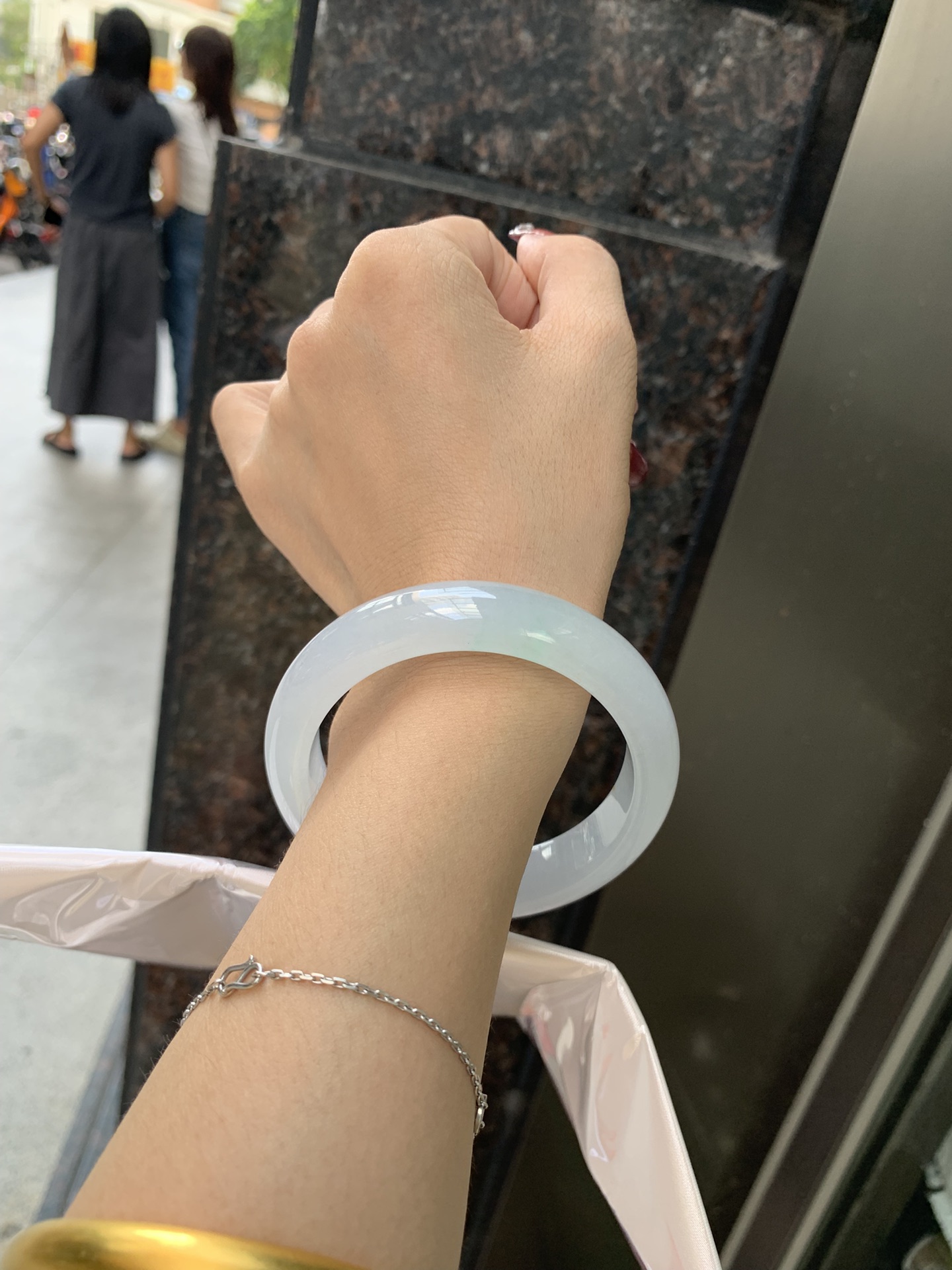 冰飘绿宽版正圈 57.8-8.9-13.9 1018-X839 无裂，底妆冰润，几抹绿碎花点缀，简约却充满灵气，清新如芽，宛若自然的画卷凝结于腕间，静中带动，韵味悠长