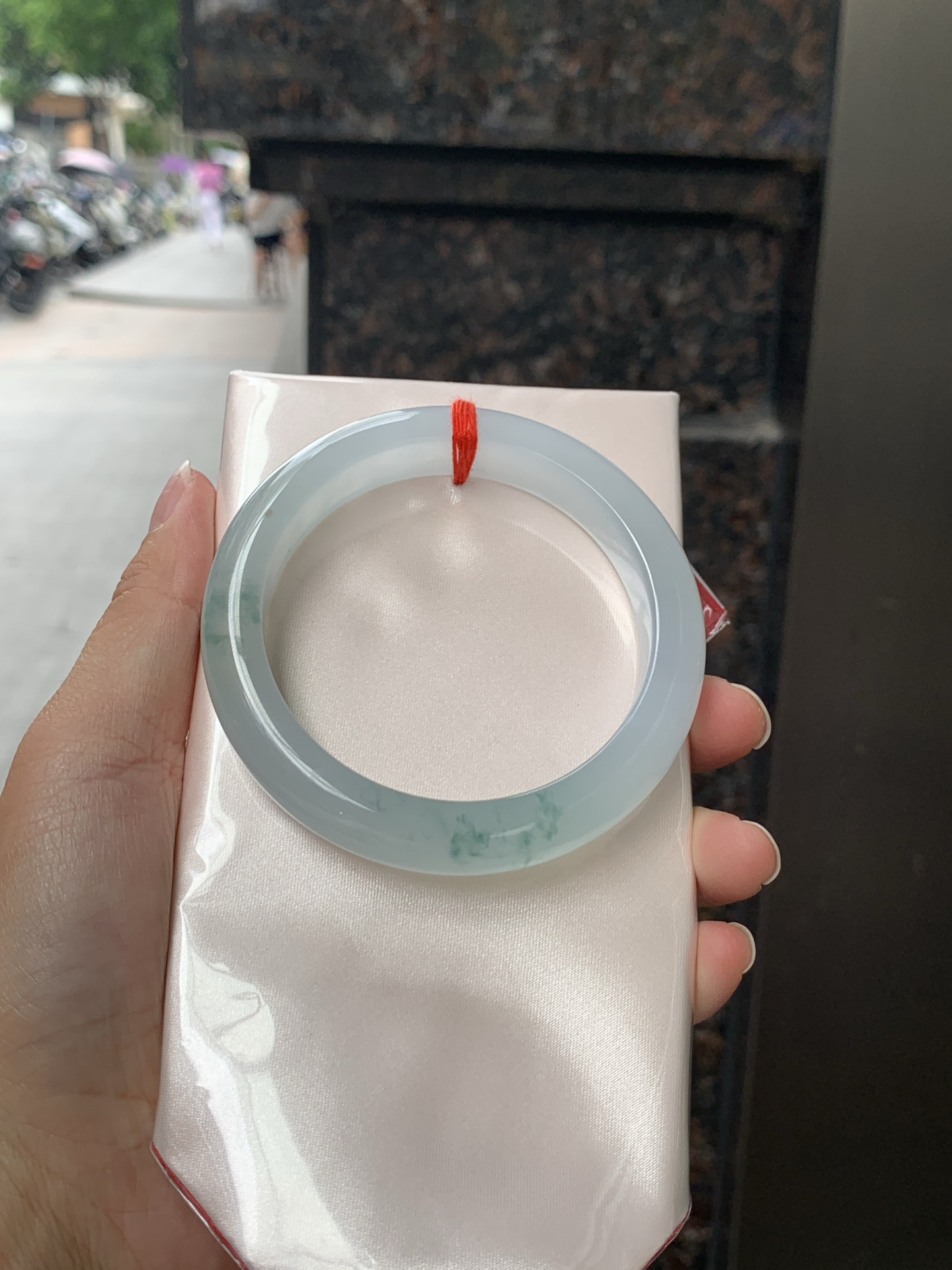 正圈 58-12.2-9.1 0529-N830 无裂，底妆冰润细腻，冰底中开出了朵朵蓝花，飘花灵动飘逸，勾勒出一幅唯美诗意的山水意境画，古典优雅又秀气
