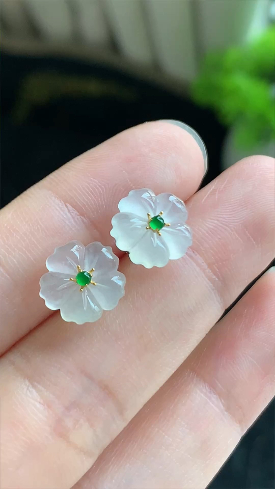 ️翡翠精品，花耳钉，冰种无裂，18k金 尺寸11.8-2.7 aa919