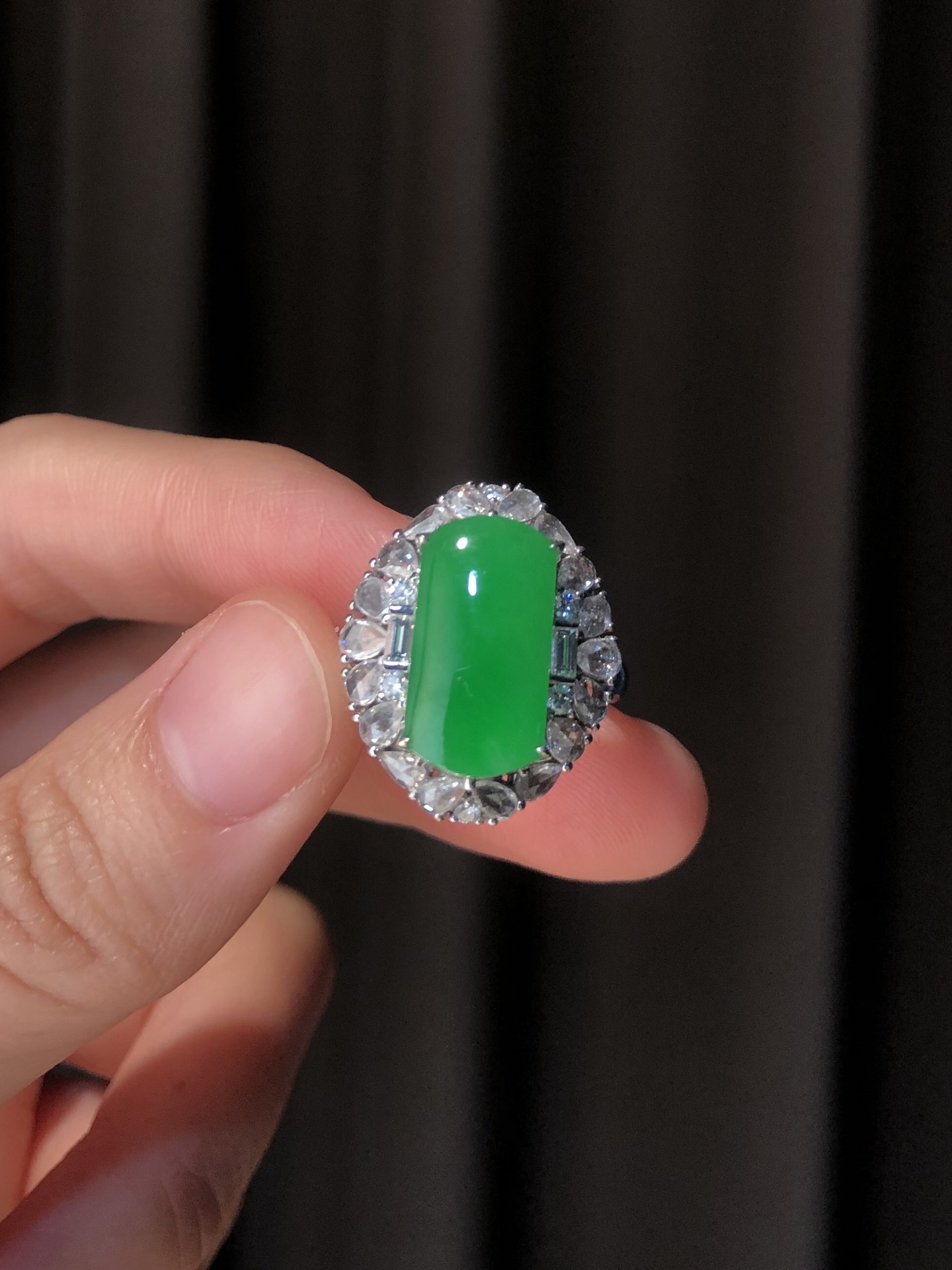 ️ 18k【金镶嵌冰绿【马鞍戒指】 尺寸：19.4×16.5×10.4 裸石14.3×7.7 温润于心，韵承千年