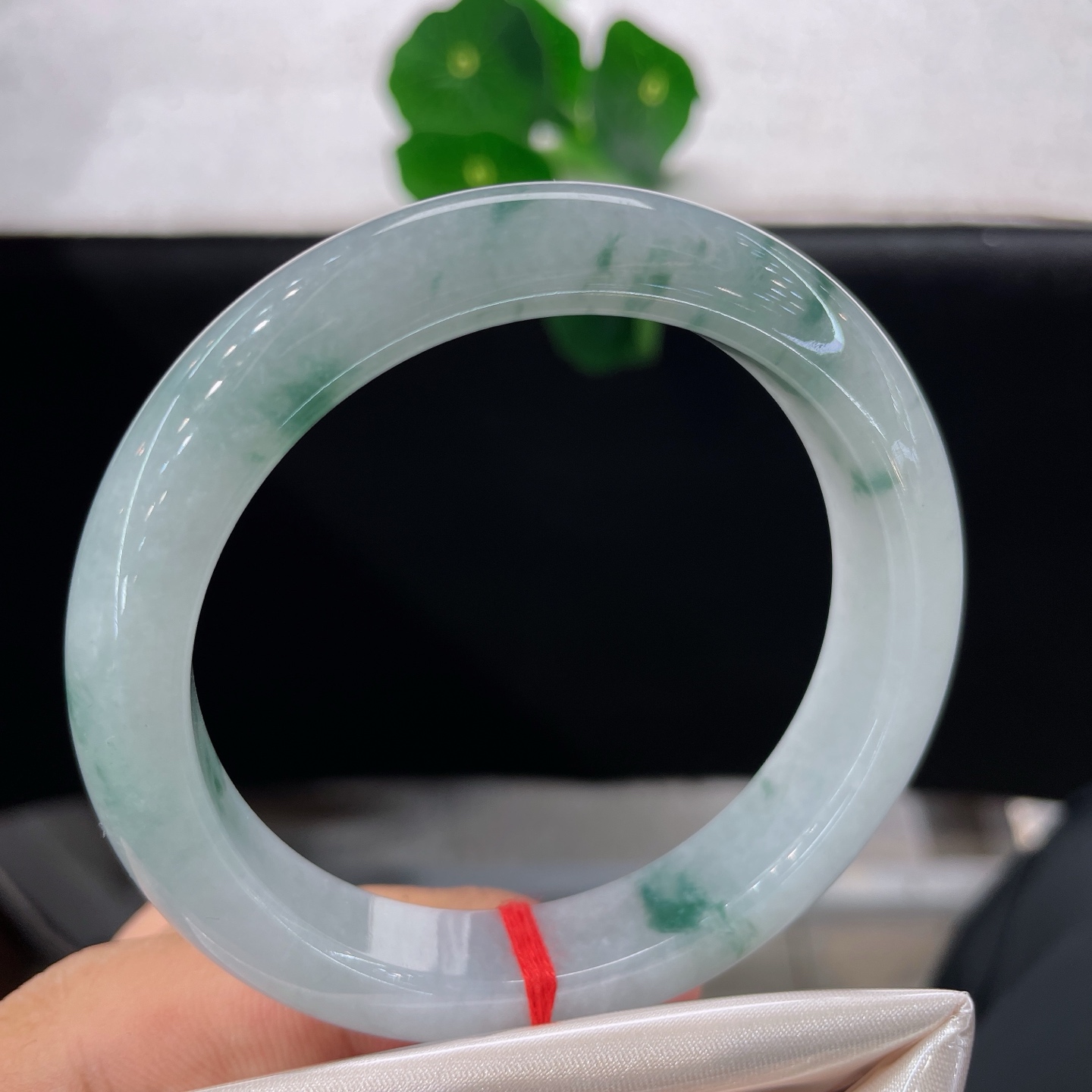 天然翡翠手镯 圈口57.6/12/8.8，冰种飘花正圈，冰底飘墨绿，腕间藏远山云雾，无裂