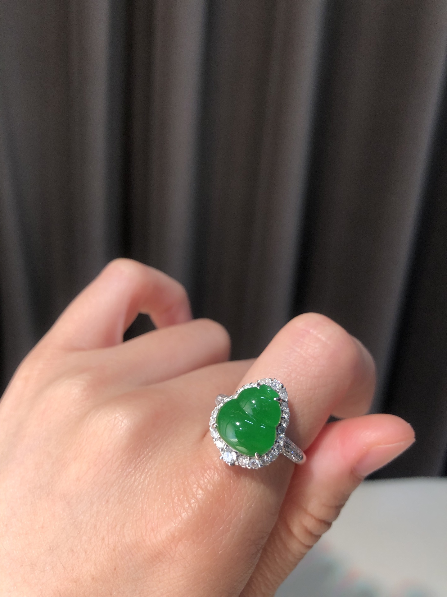 ️ 18k金镶嵌冰绿葫芦戒指 尺寸：15.8×12.8×9.2，裸石11.1×10.1 温润凝光，雅韵天成