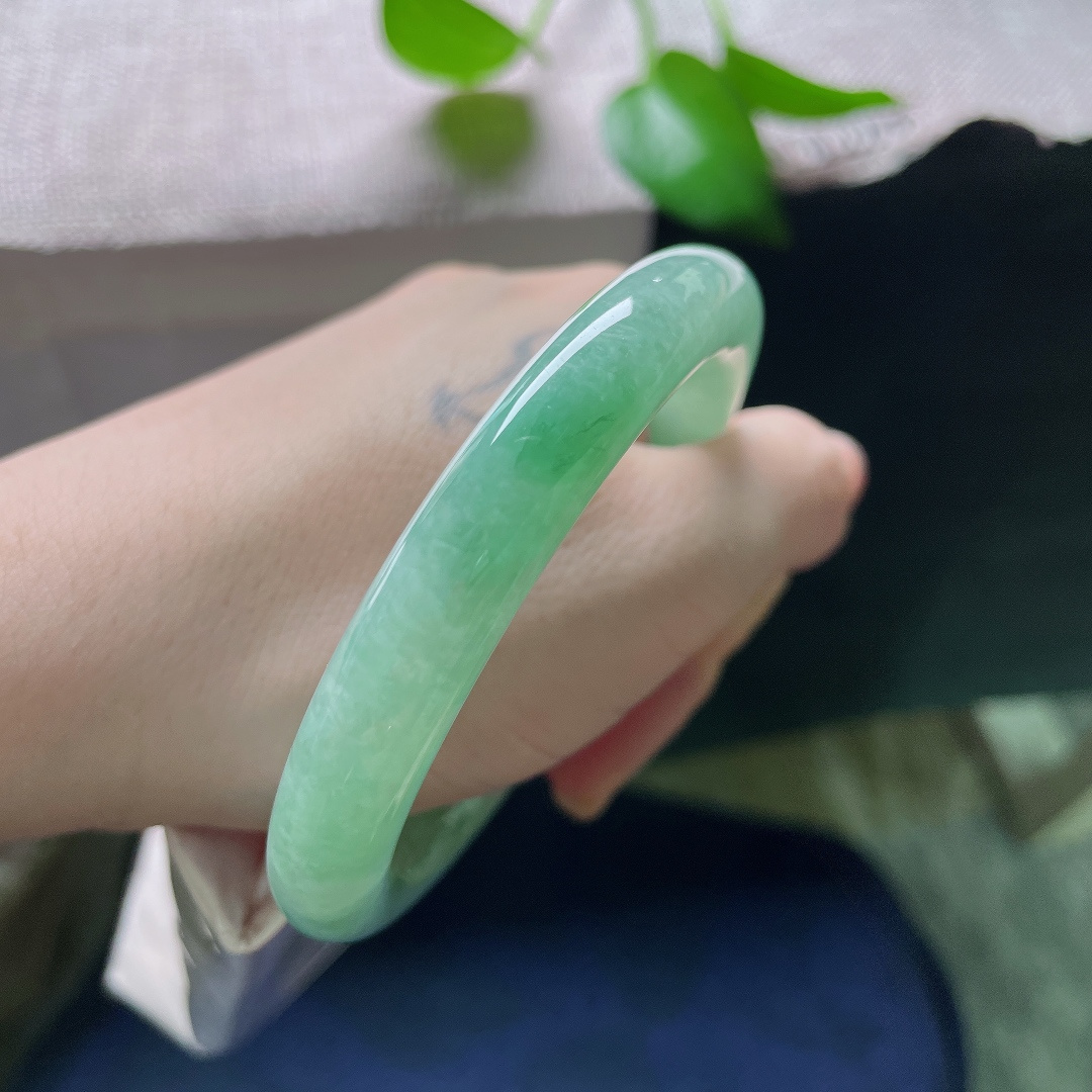 56.6/9.9，绿底圆条，一点皮纹，厚装湖水绿福镯，通体一色，莹润有水光，自带静谧治愈的气韵。ss59253a