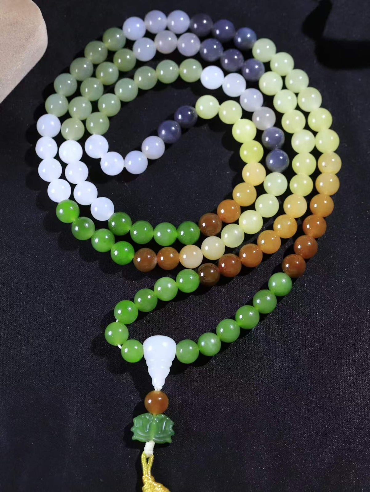 【链.108】

精品️和田玉多宝圆条挂链 玉质温润细腻 油性十足 佩戴舒适。珠珠落玉盘，间关莺语