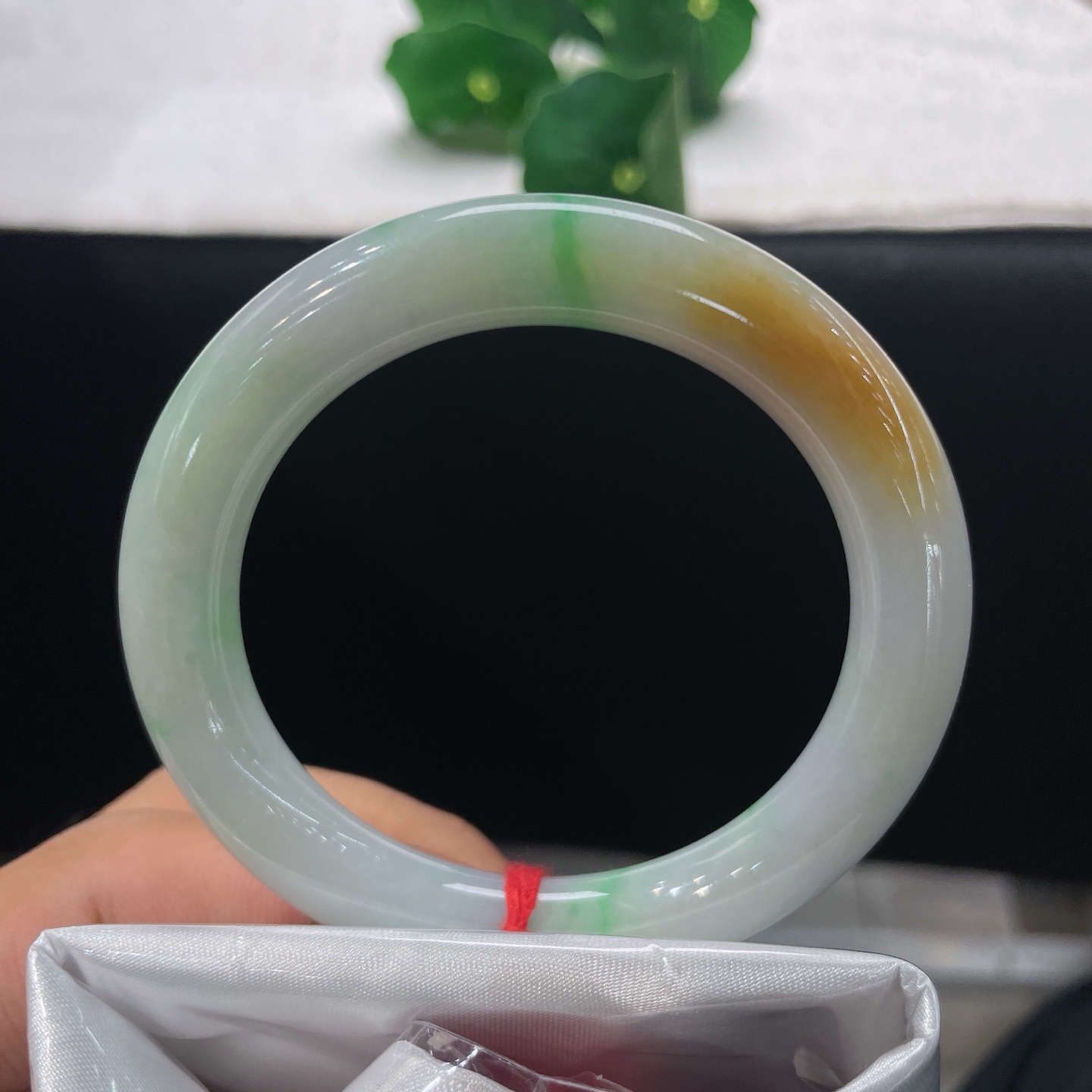 天然翡翠手镯 圈口52.6/9.5，黄加绿三彩圆条，一镯揽三色，黄暖翠鲜，玉润生光，无裂
