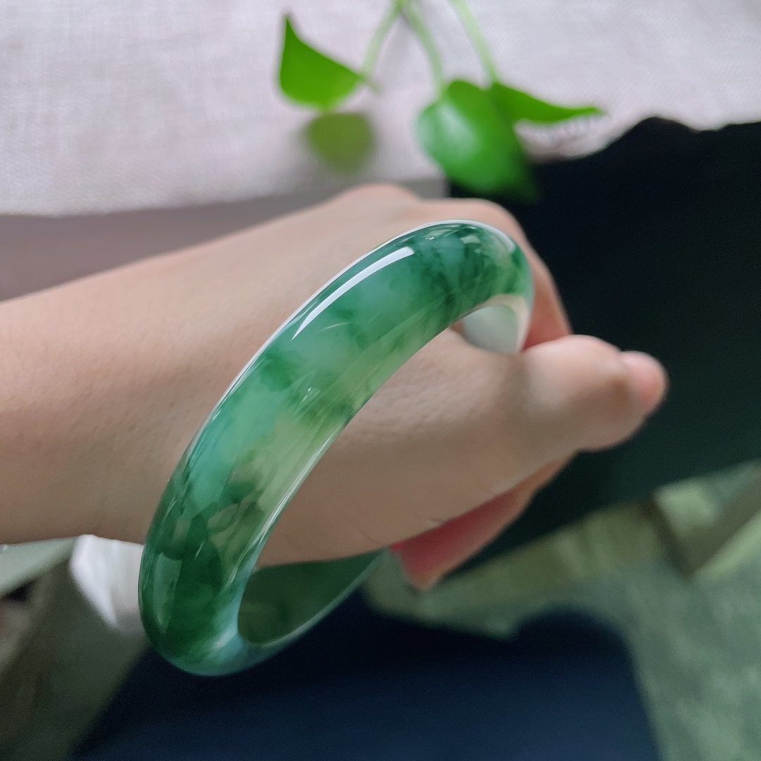 58/1265/8.7，飘花正圈，晶体，冰油飘花镯，油润胶感十足，墨绿飘花写意，自带氛围感。ss59434a