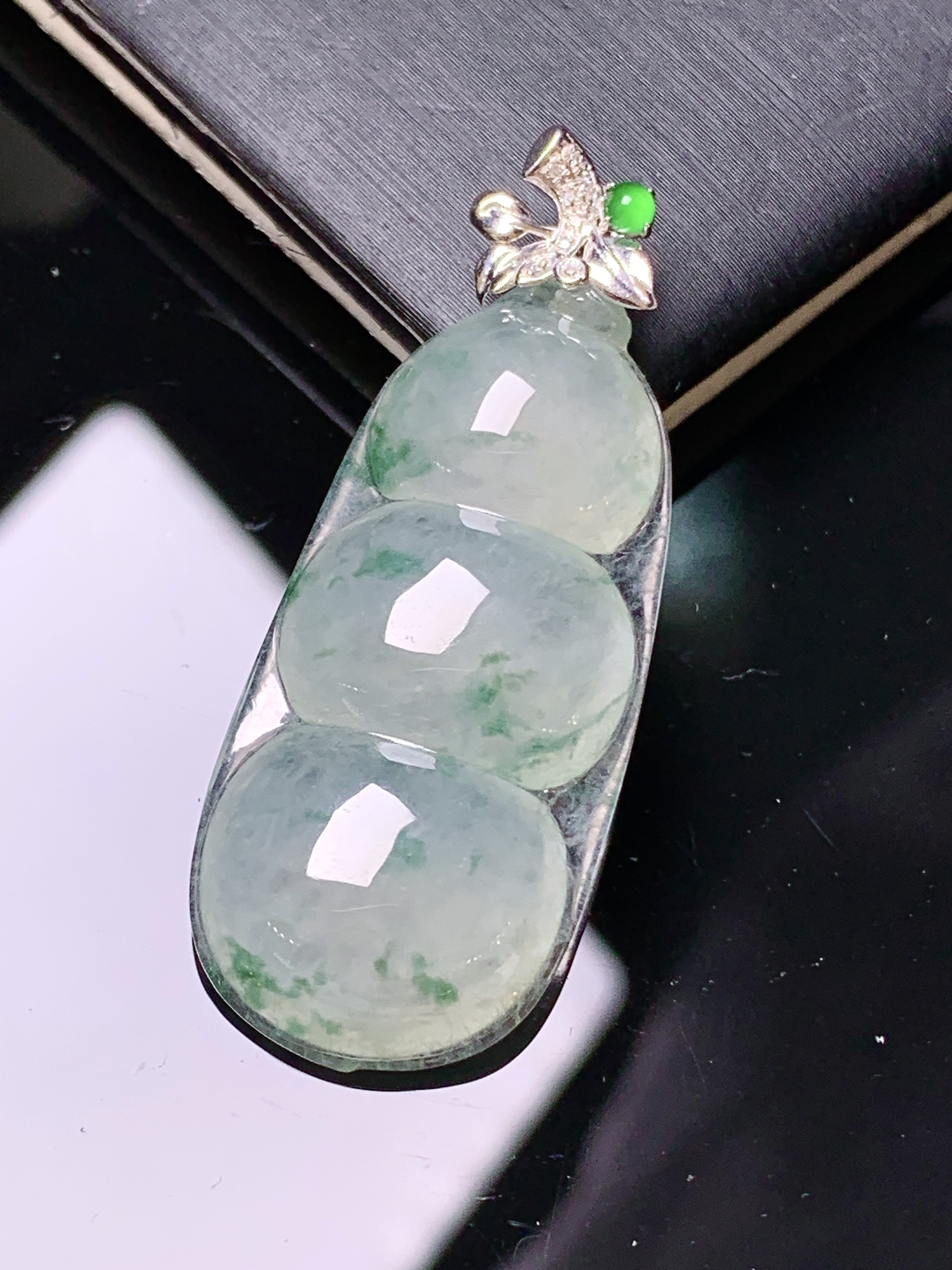 18k金钻镶嵌冰种飘花四季豆吊坠 玉质细腻 色泽艳丽清新 水润亮眼 整体尺寸39.5*15.6*5.8 yz